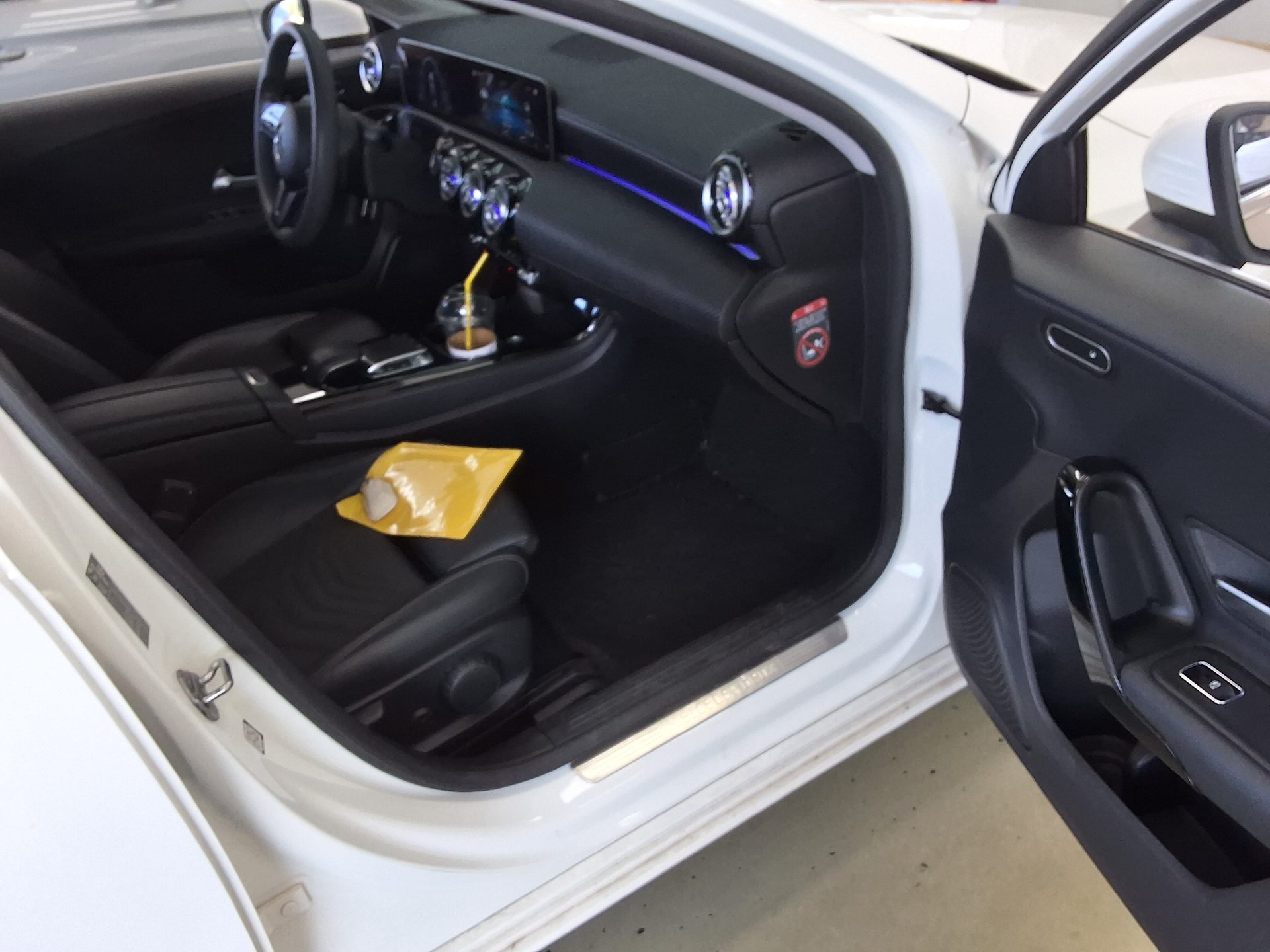 MERCEDES-BENZ A-CLASS (4TH GEN) A250 4MATIC SEDAN 2020 - zdjęcie 14