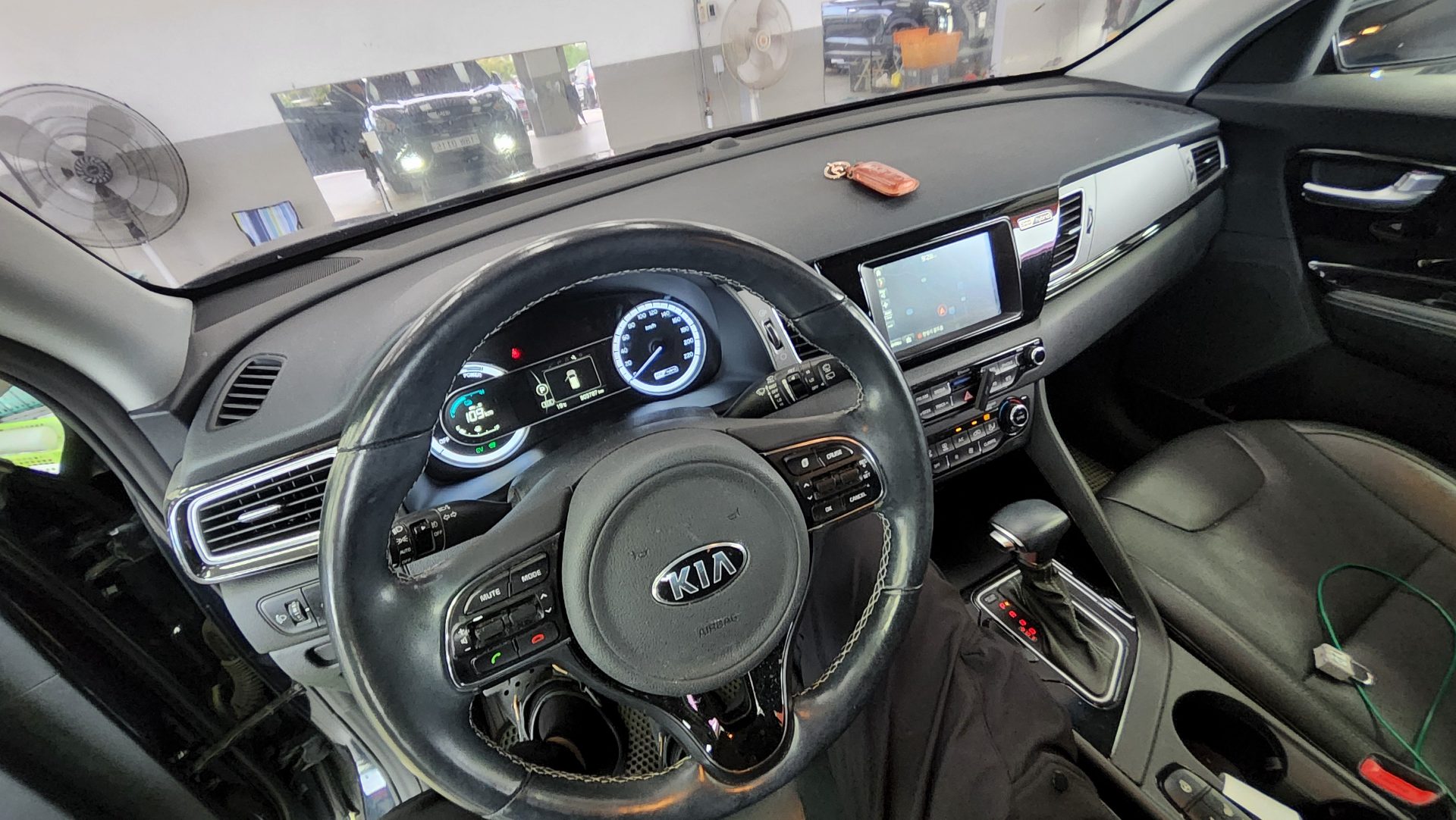 KIA NIRO 1.6 HYBRID PRESTIGE 2017 - zdjęcie 11