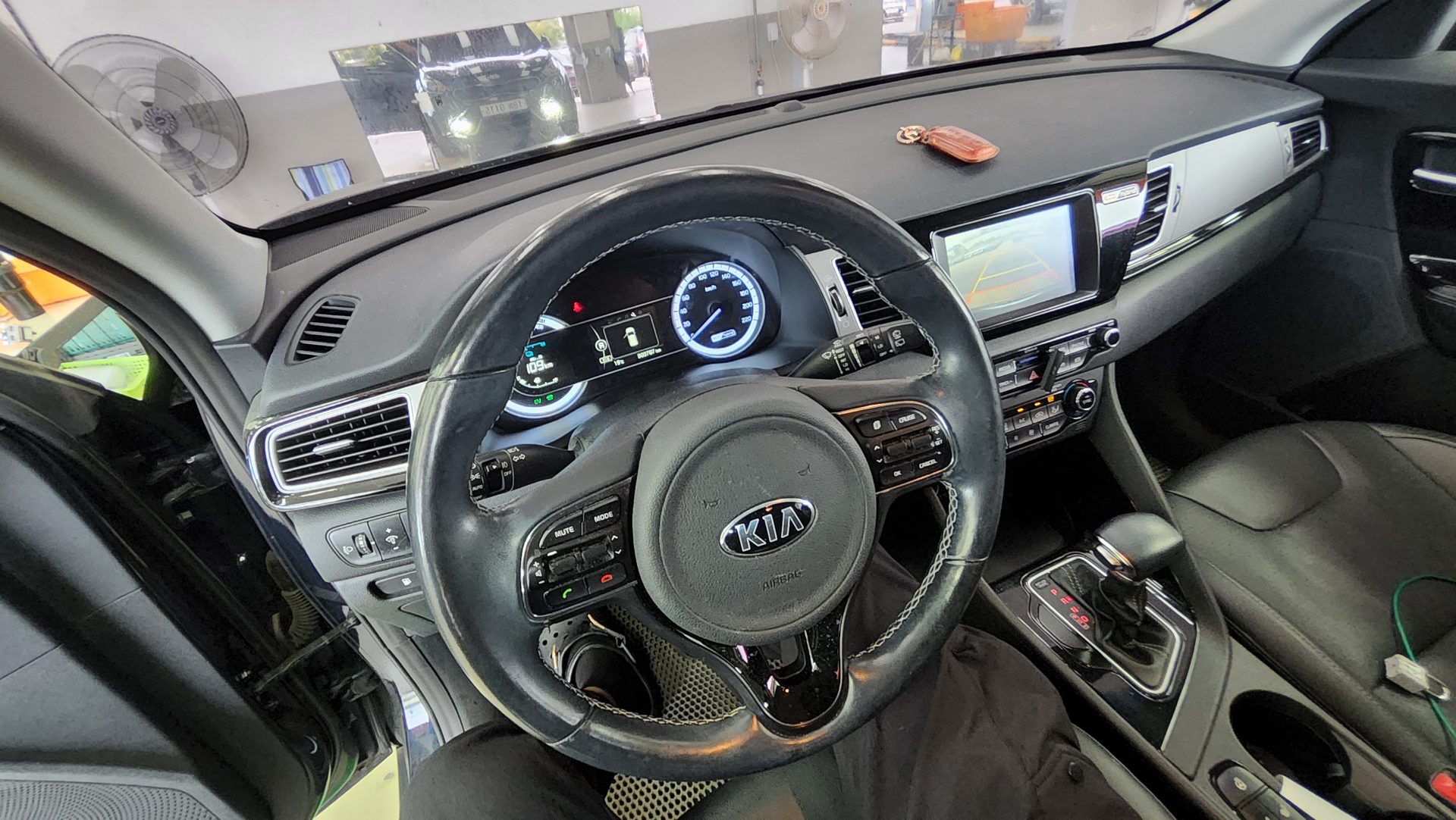 KIA NIRO 1.6 HYBRID PRESTIGE 2017 - zdjęcie 17