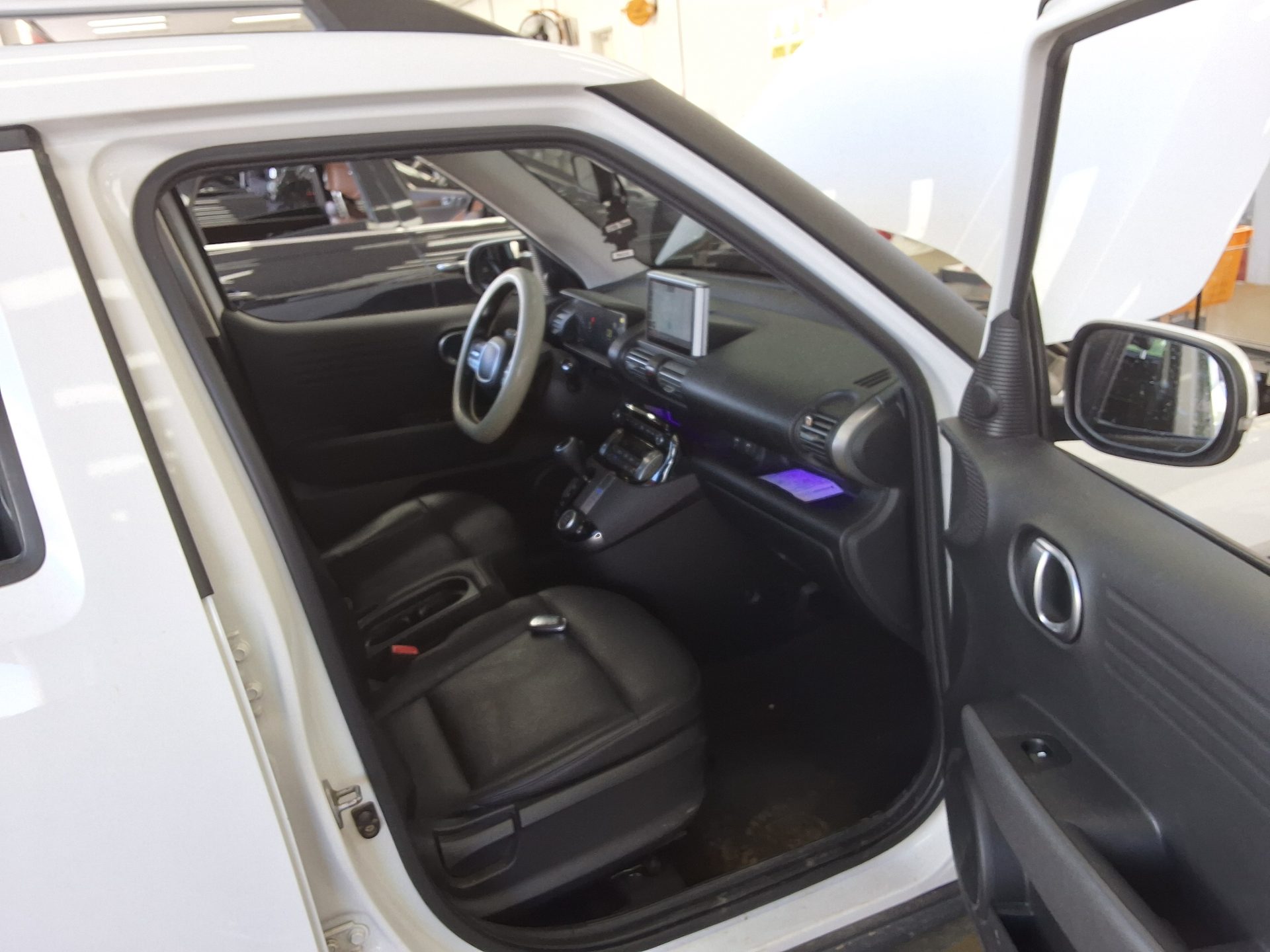 HYUNDAI CASPER GASOLINE 1.0 TURBO THE ESSENTIAL 2023 - zdjęcie 14