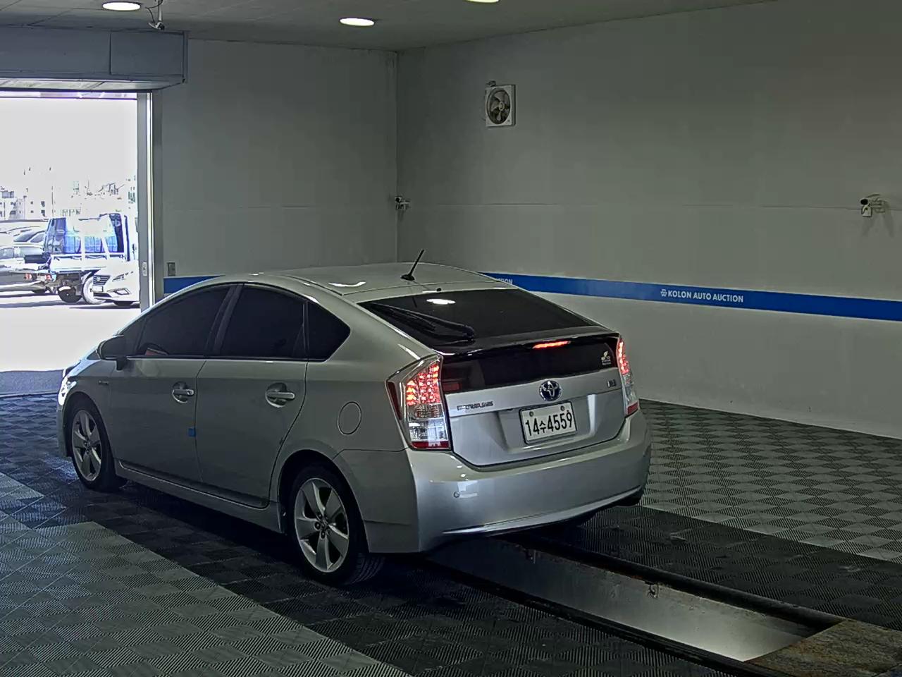 TOYOTA PRIUS (3RD GEN) 1.8 2011 - zdjęcie 6