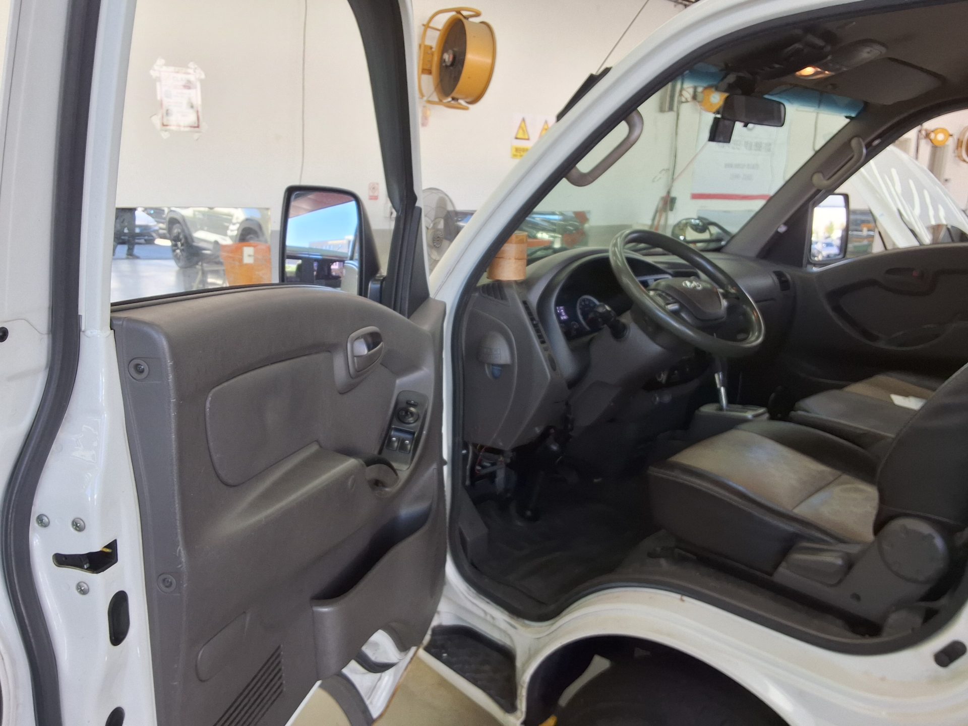 HYUNDAI PORTER II BUILT-IN BOX TRUCK SUPER CAB 2019 - zdjęcie 10