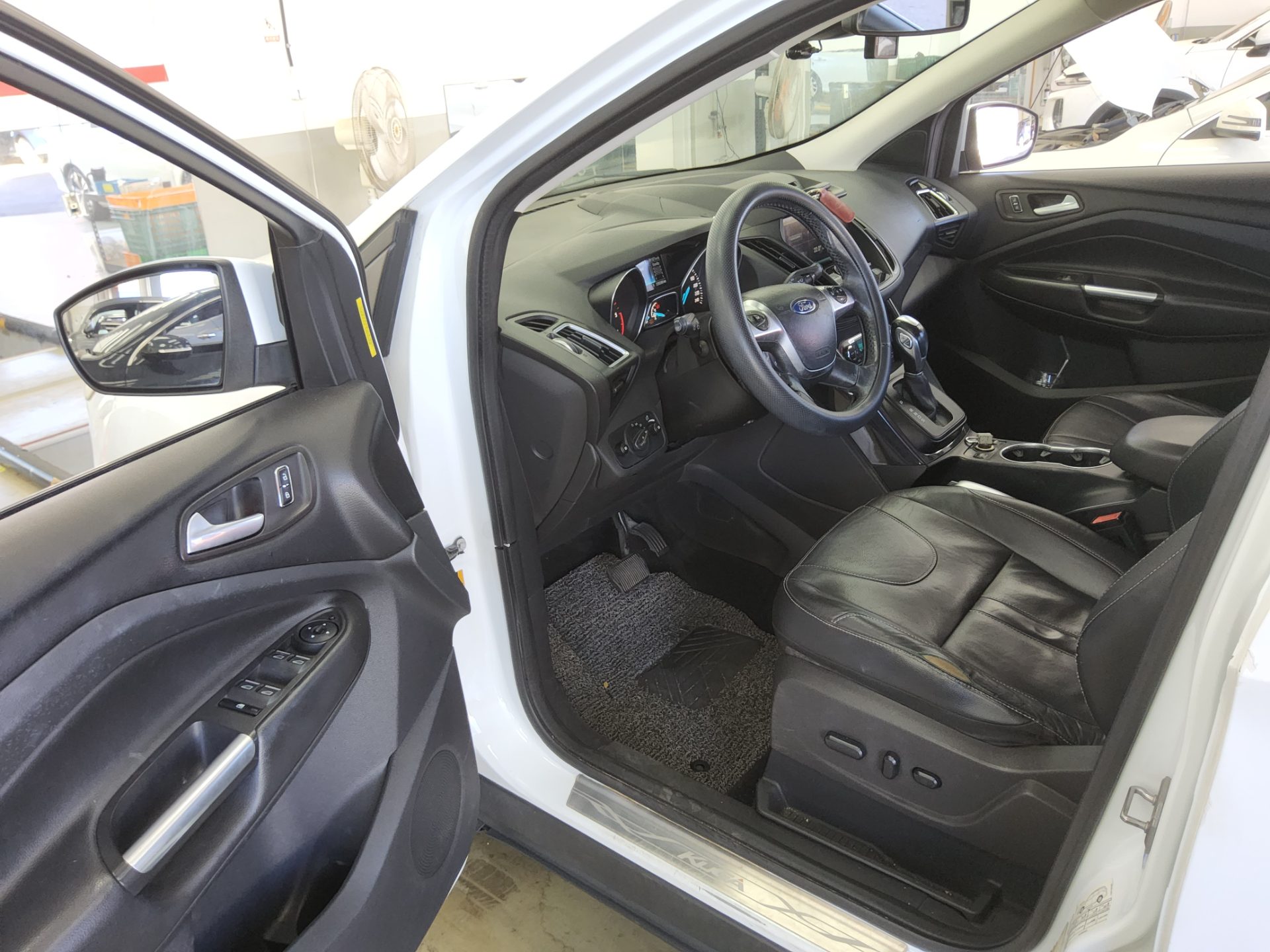 FORD KUGA 2.0 DIESEL TREND 2016 - zdjęcie 10