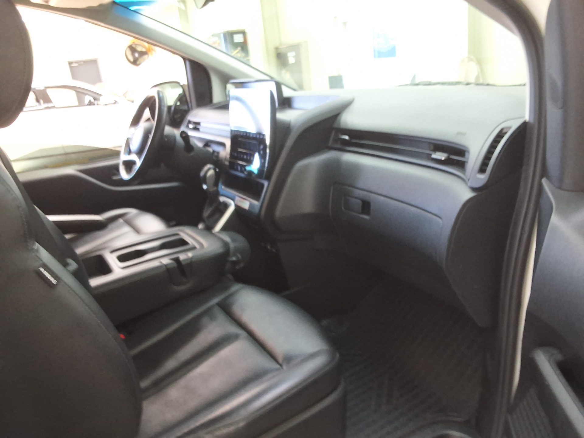 HYUNDAI STARIA 2.2 DIESEL TOURER 11-SEATER 2WD MODERN 2023 - zdjęcie 15