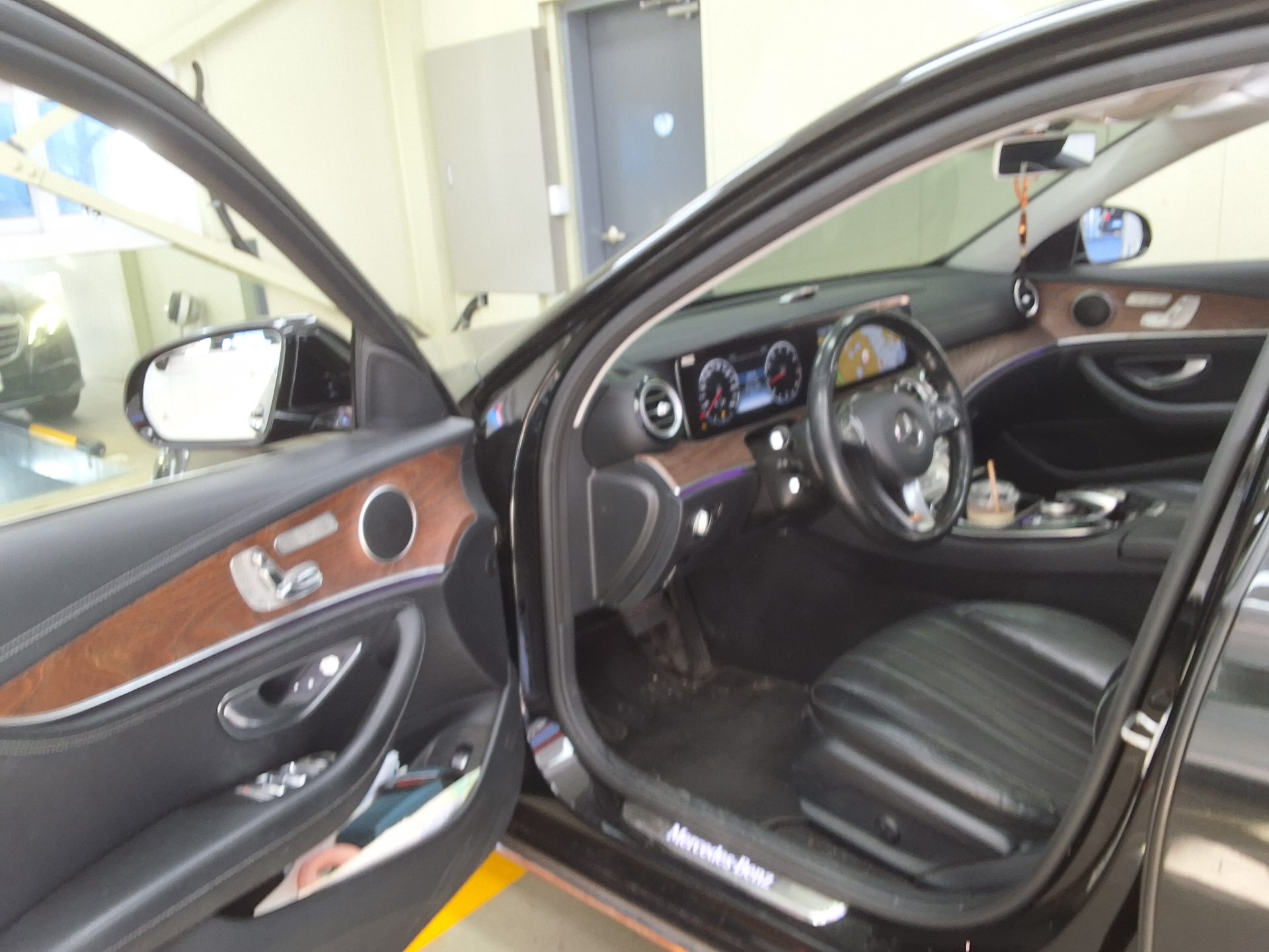 MERCEDES-BENZ E-CLASS (5TH GEN) E300 4MATIC EXCLUSIVE 2017 - zdjęcie 11