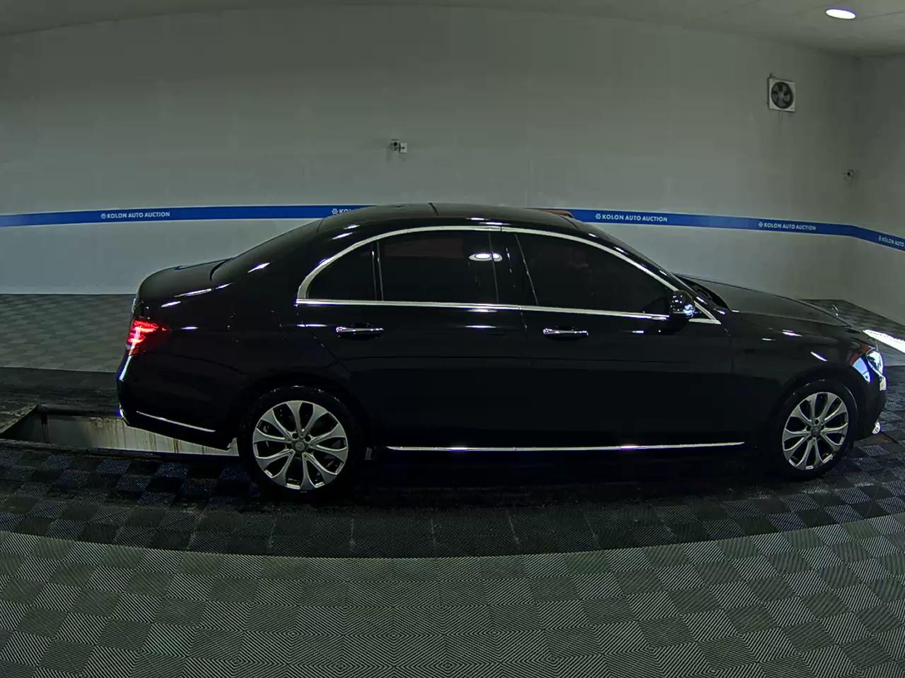 MERCEDES-BENZ E-CLASS (5TH GEN) E300 4MATIC EXCLUSIVE 2017 - zdjęcie 4