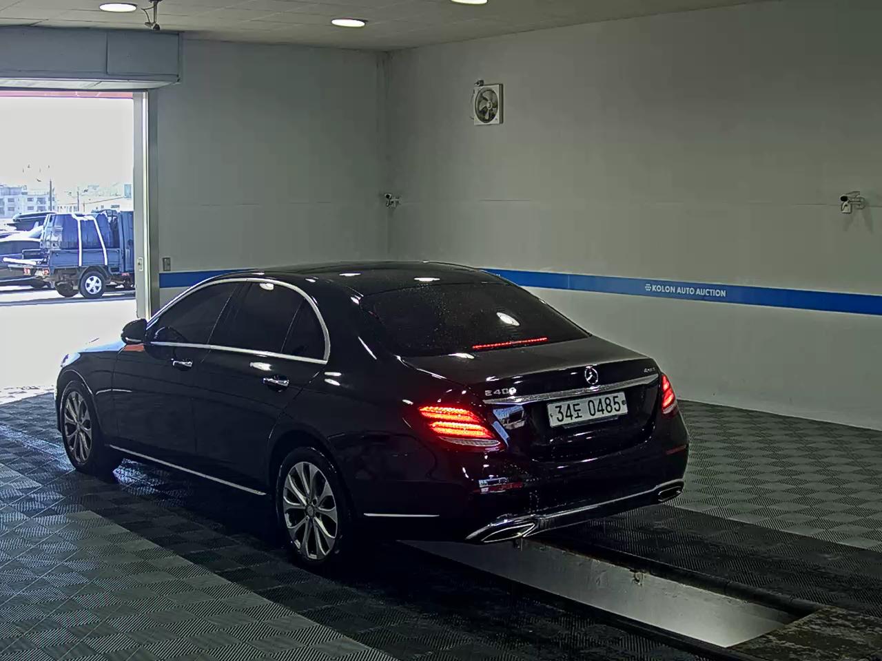 MERCEDES-BENZ E-CLASS (5TH GEN) E300 4MATIC EXCLUSIVE 2017 - zdjęcie 6