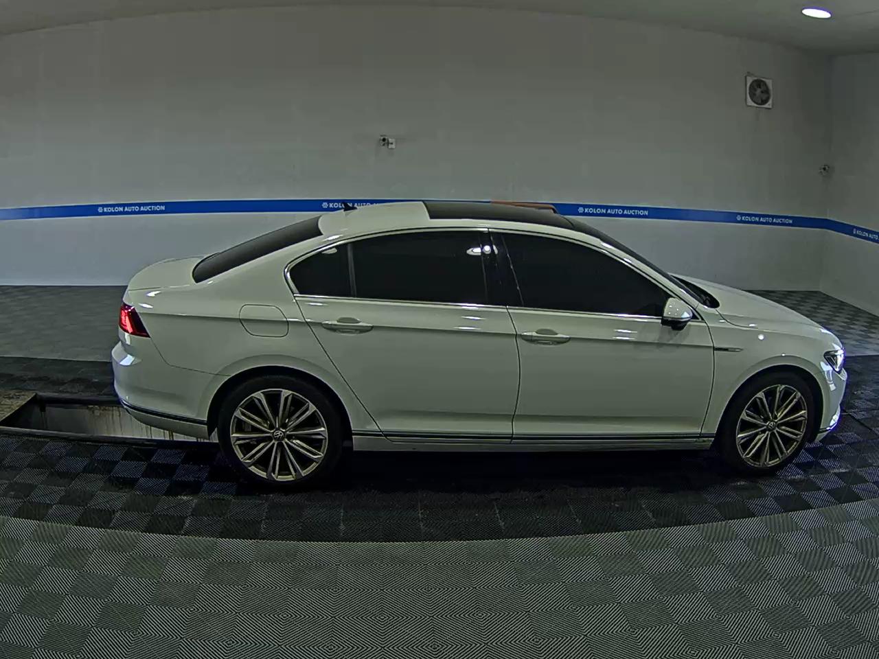 VOLKSWAGEN PASSAT GT (8TH GEN) 2.0 TDI 4MOTION PRESTIGE 2018 - zdjęcie 4