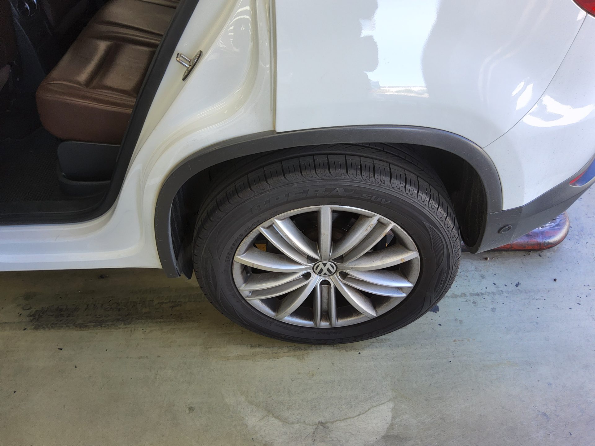 VOLKSWAGEN TIGUAN 2.0 TDI BLUEMOTION PREMIUM 2015 - zdjęcie 21