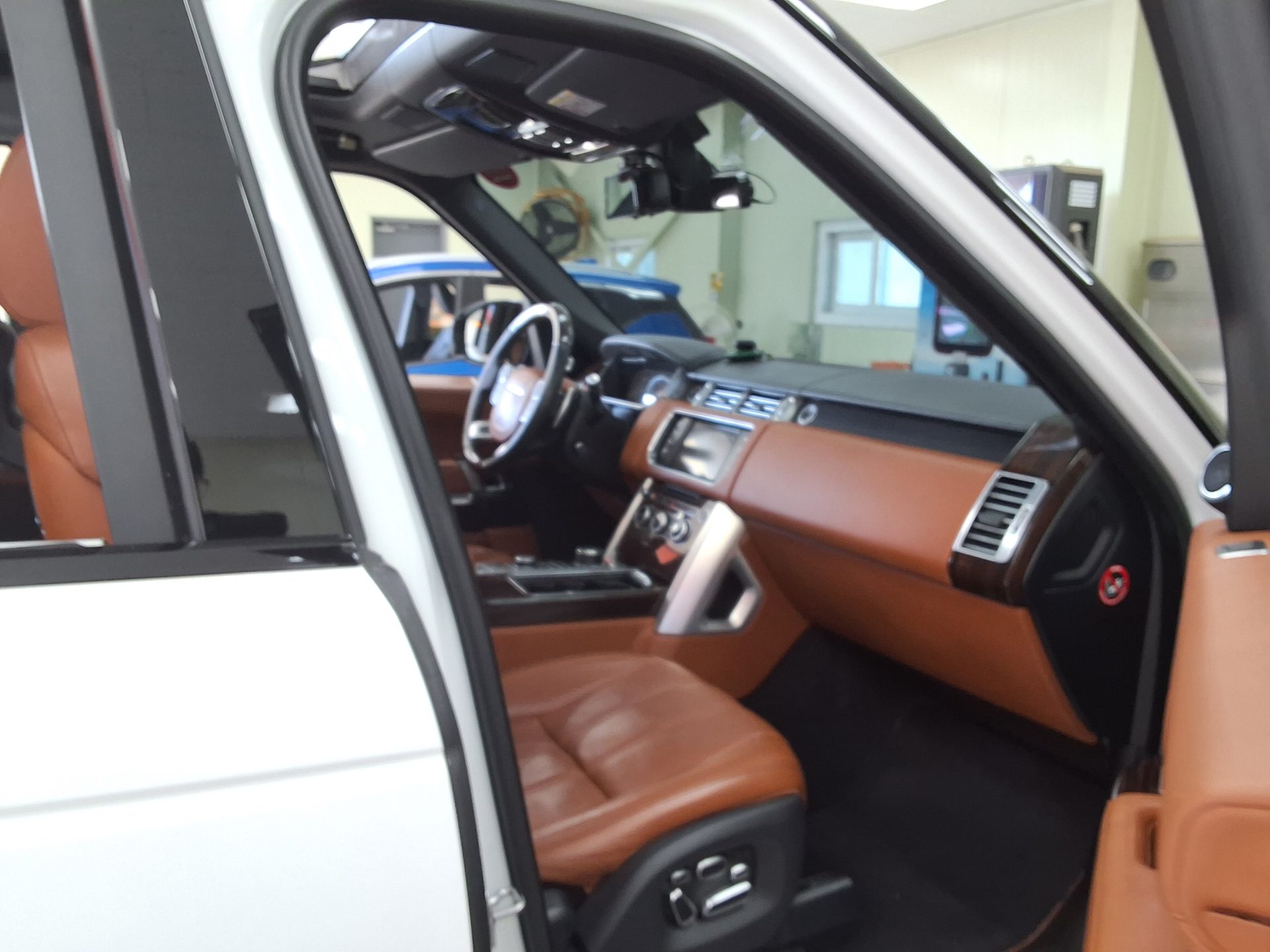 LAND ROVER RANGE ROVER (4TH GEN) 5.0 V8 SC LWB AB 2014 - zdjęcie 15