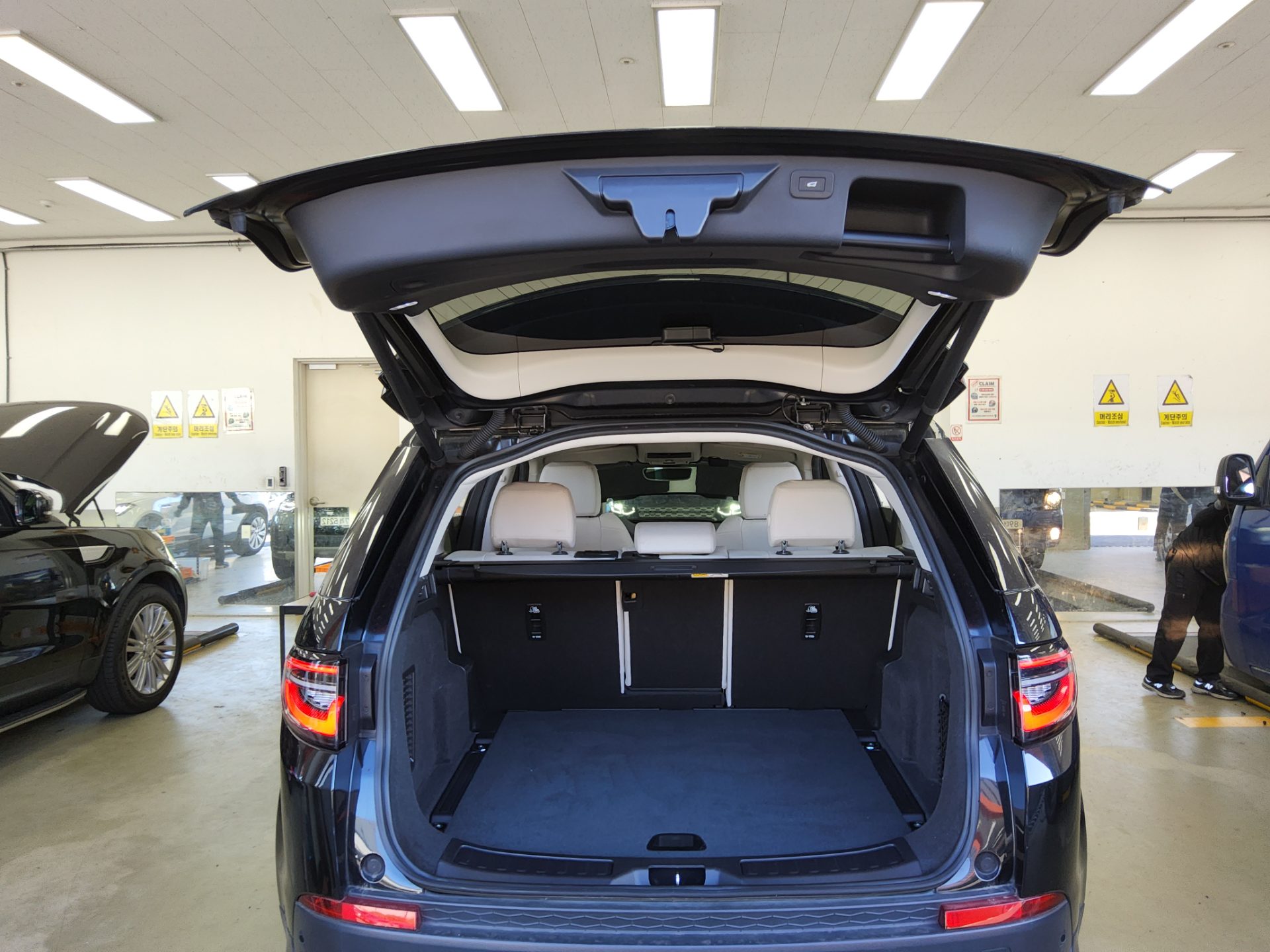 LAND ROVER DISCOVERY SPORT 2.0 P250 SE 2023 - zdjęcie 15