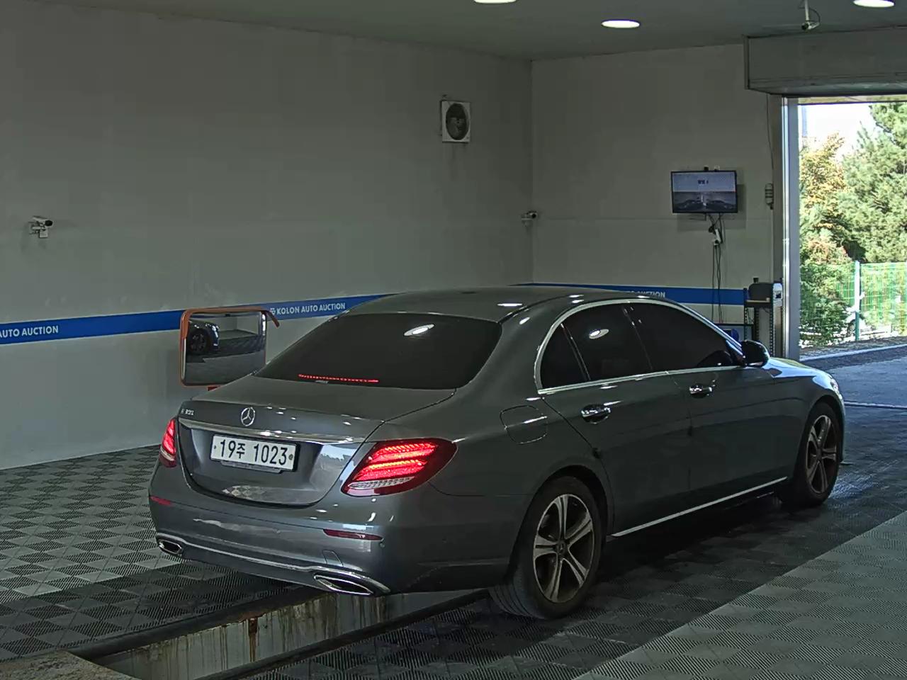 MERCEDES-BENZ E-CLASS (5TH GEN) E300 AVANTGARDE 2019 - zdjęcie 5