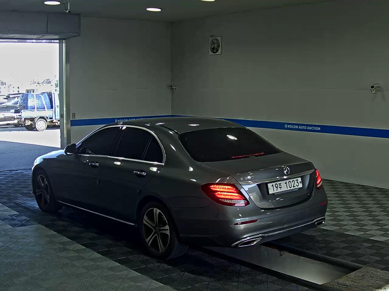 MERCEDES-BENZ E-CLASS (5TH GEN) E300 AVANTGARDE 2019 - zdjęcie 6