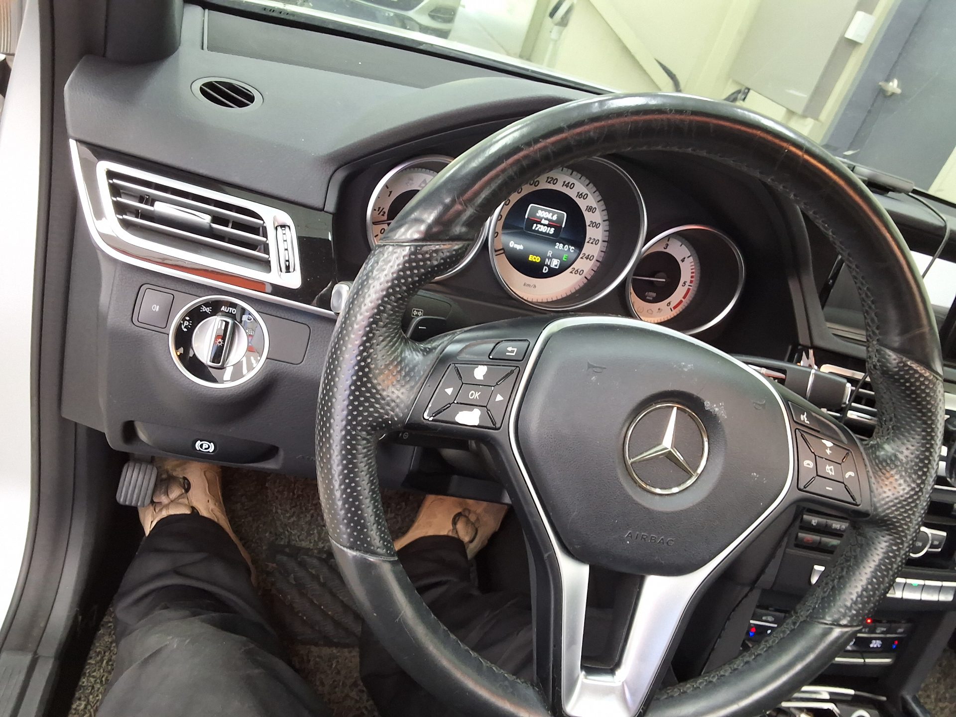 MERCEDES-BENZ E-CLASS (4TH GEN) E220 CDI BLUETEC AVANTGARDE 2015 - zdjęcie 23