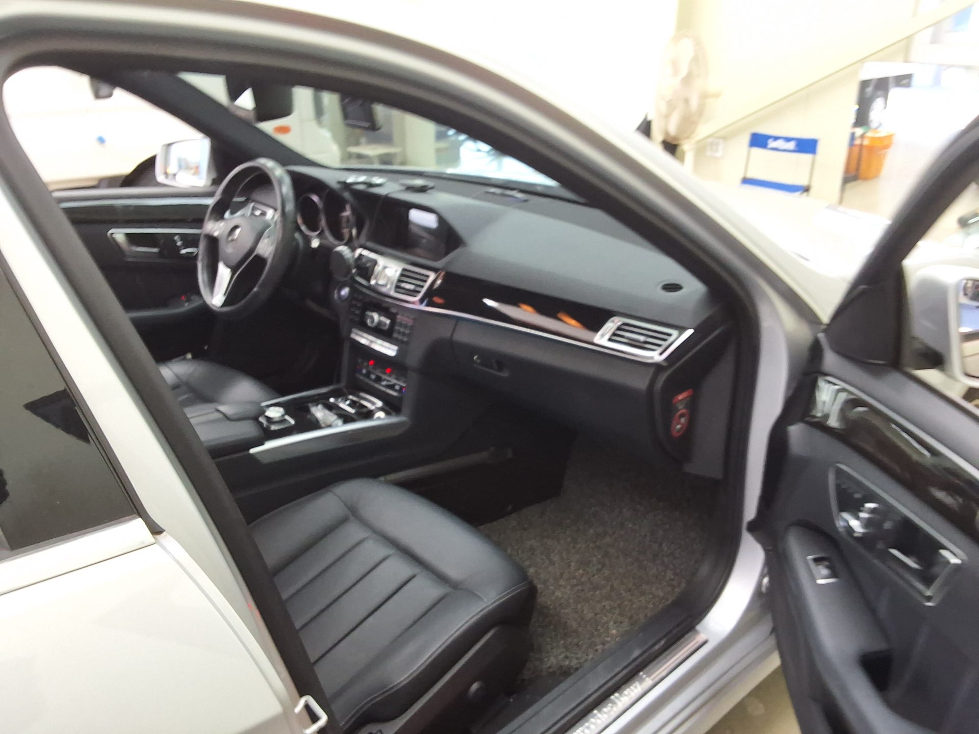 MERCEDES-BENZ E-CLASS (4TH GEN) E220 CDI BLUETEC AVANTGARDE 2015 - zdjęcie 15