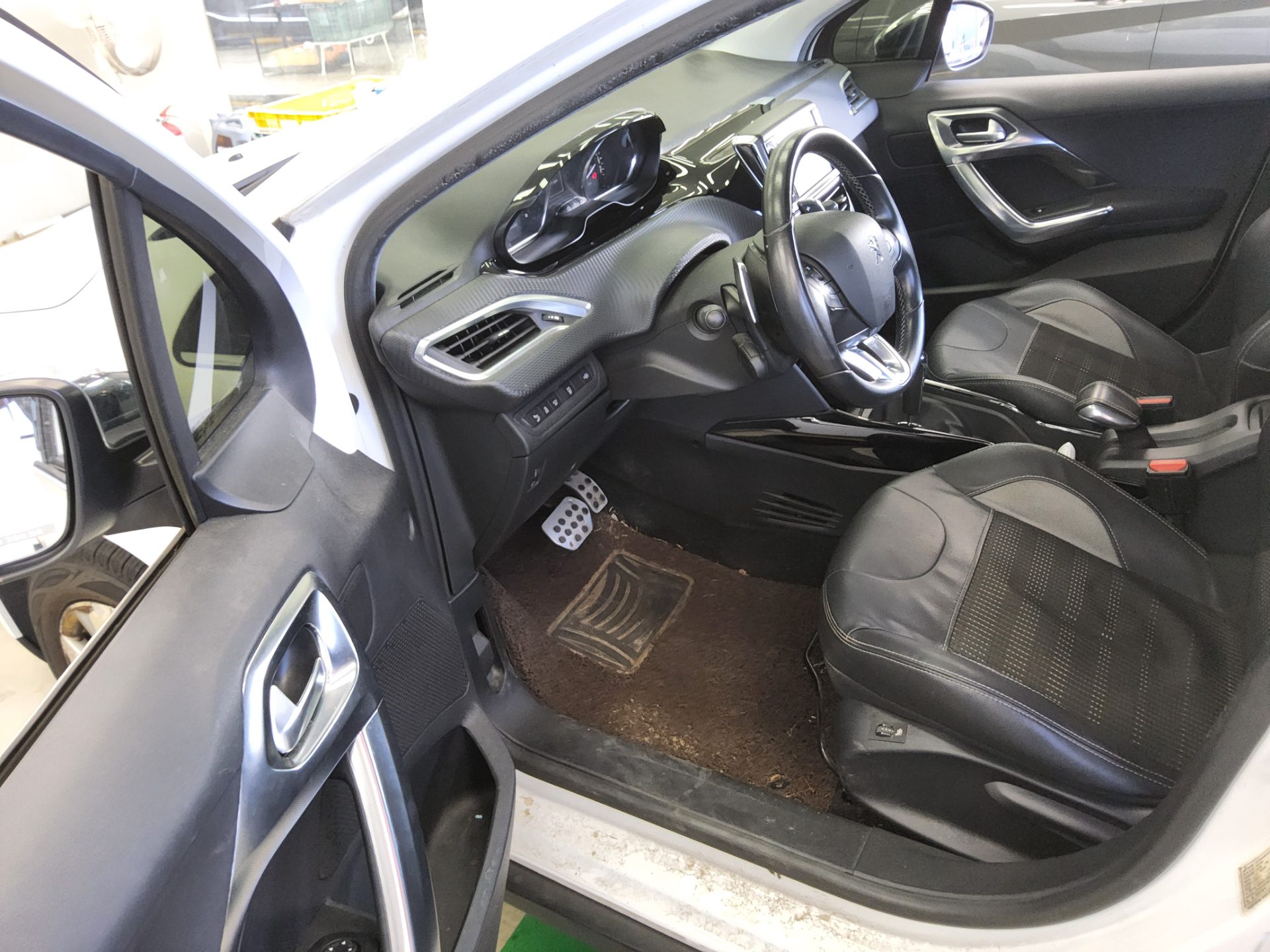 PEUGEOT 2008 1.6 e-HDi ALLURE 2015 - zdjęcie 10