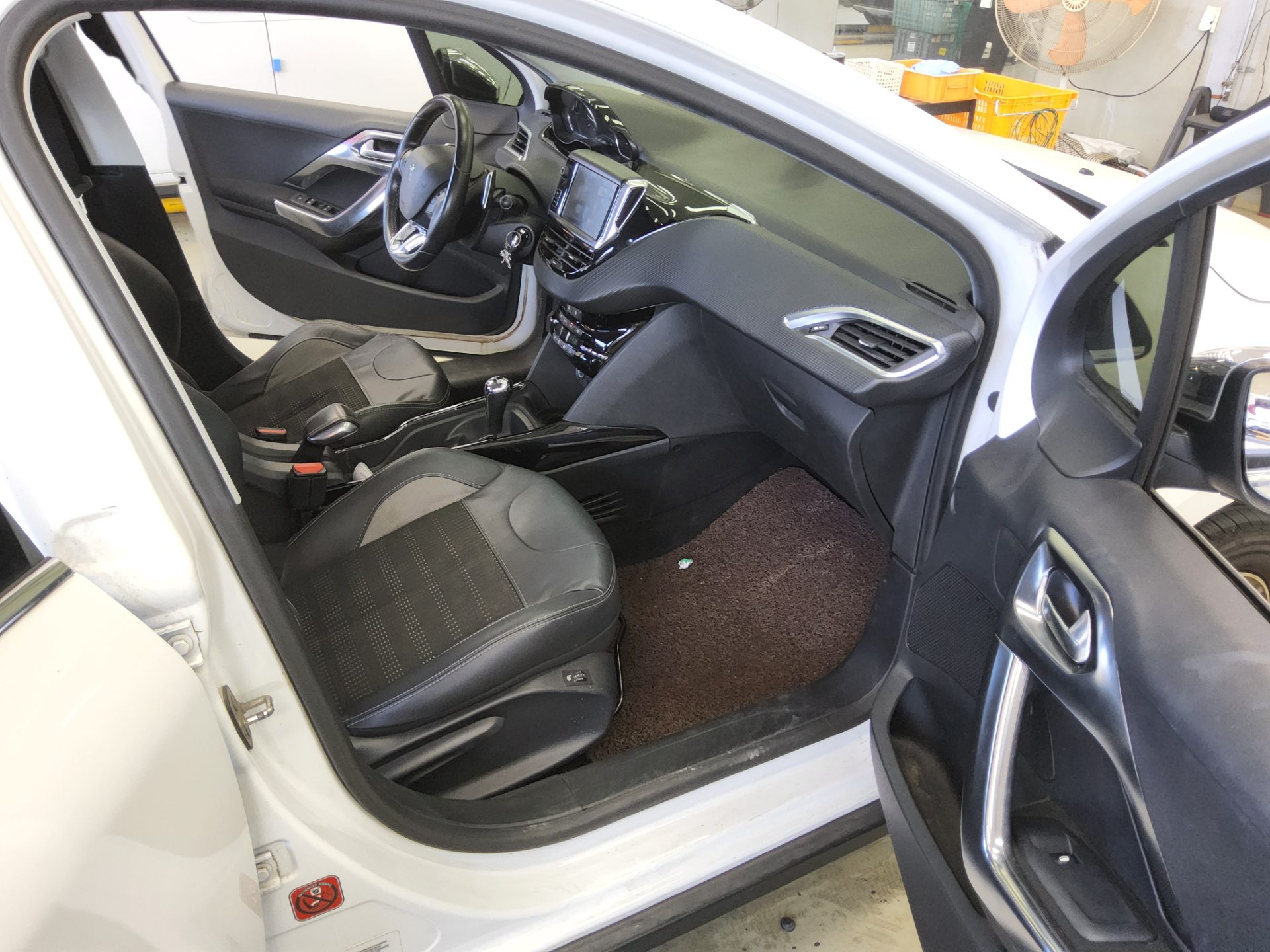 PEUGEOT 2008 1.6 e-HDi ALLURE 2015 - zdjęcie 14