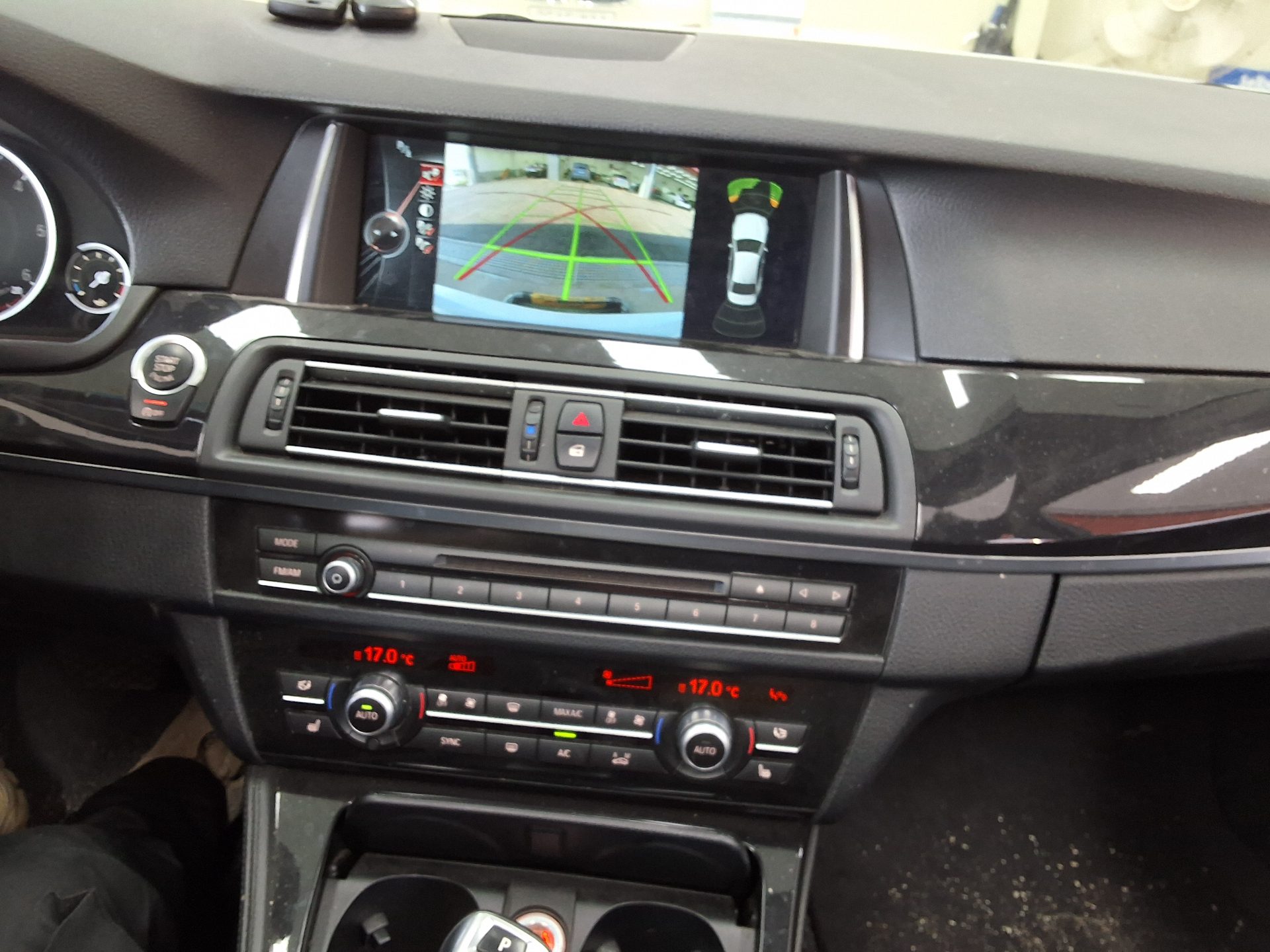 BMW 5 SERIES (6TH GEN) 520d xDRIVE 2014 - zdjęcie 24
