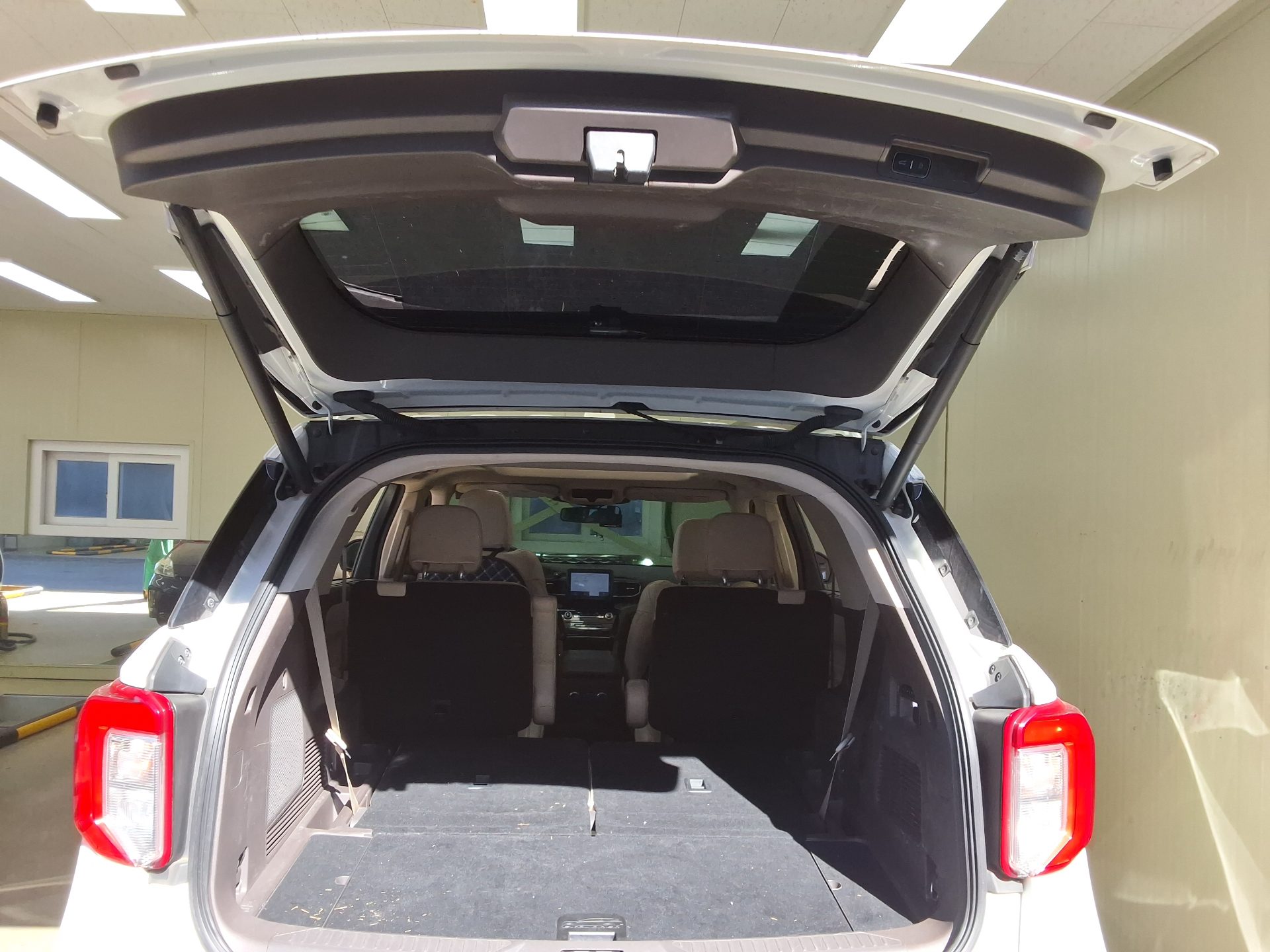 FORD EXPLORER (6TH GEN) 3.0 AWD PLATINUM 2021 - zdjęcie 16