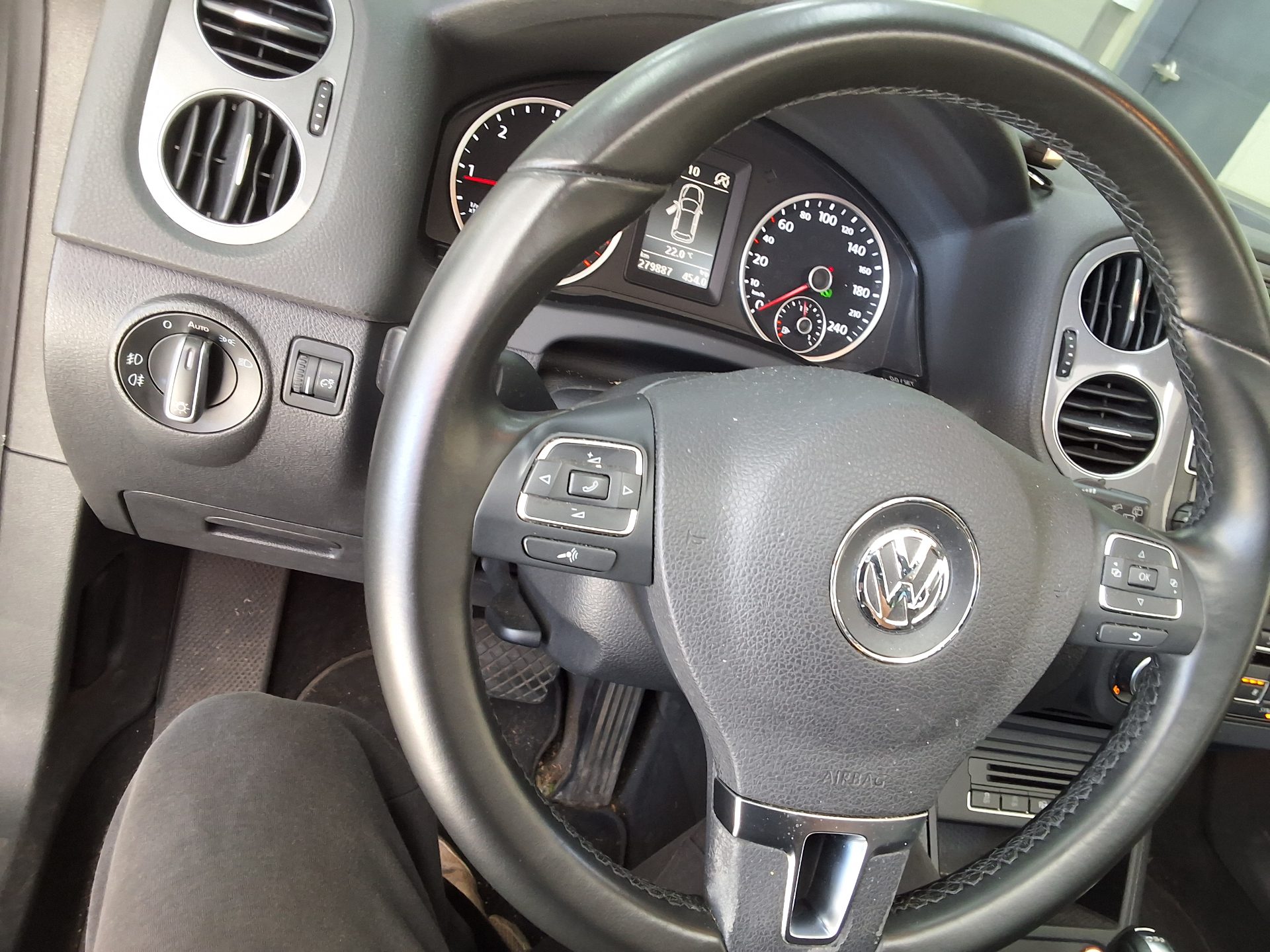 VOLKSWAGEN TIGUAN 2.0 TDI BLUEMOTION PREMIUM 2013 - zdjęcie 23