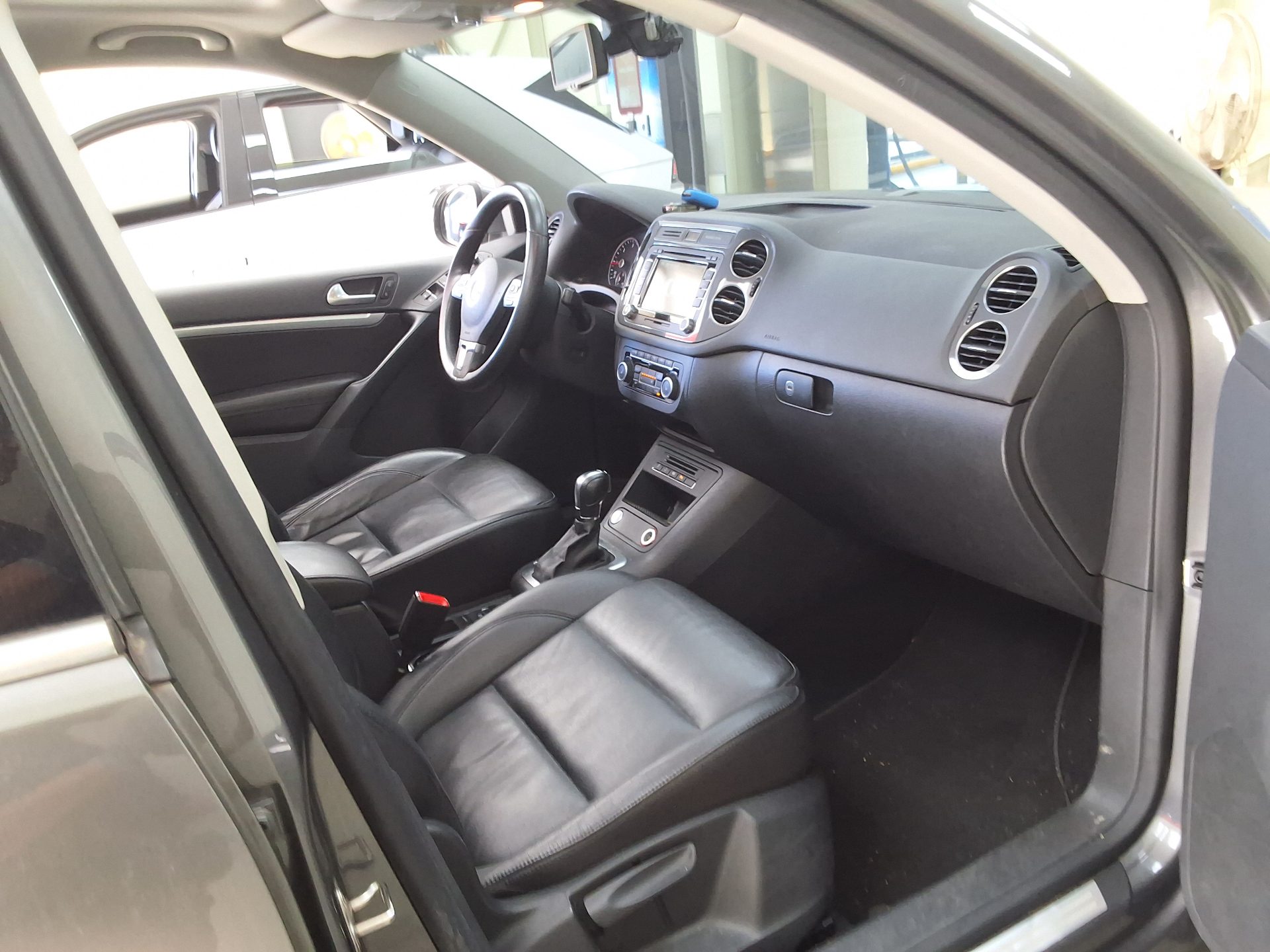 VOLKSWAGEN TIGUAN 2.0 TDI BLUEMOTION PREMIUM 2013 - zdjęcie 15