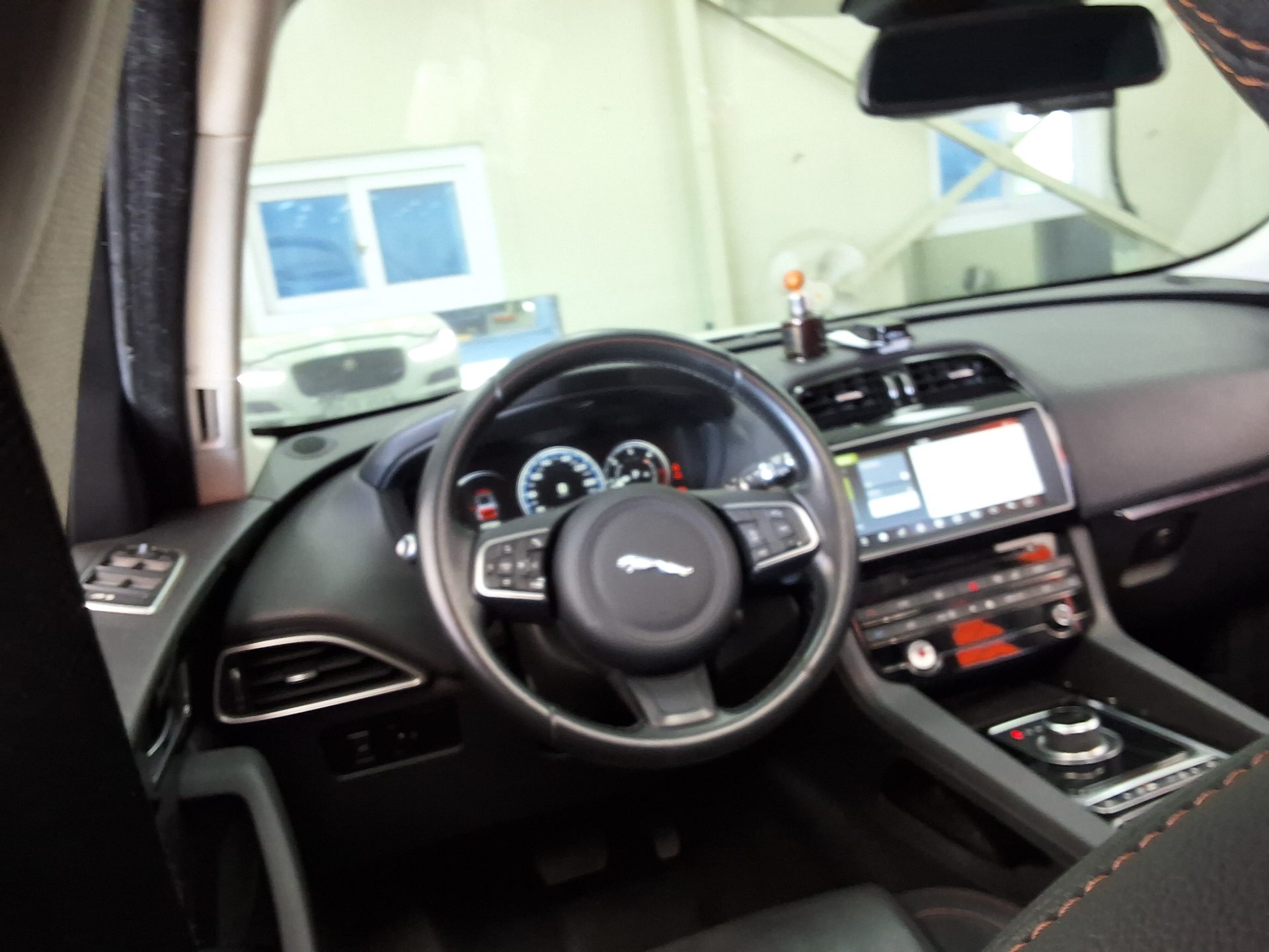 JAGUAR F-PACE 2.0 20d AWD PRESTIGE 2017 - zdjęcie 12