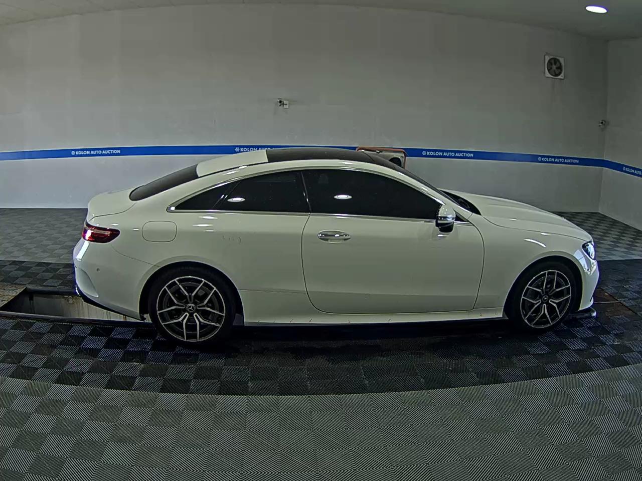 MERCEDES-BENZ E-CLASS (5TH GEN) COUPE E300d 4MATIC 2022 - zdjęcie 4