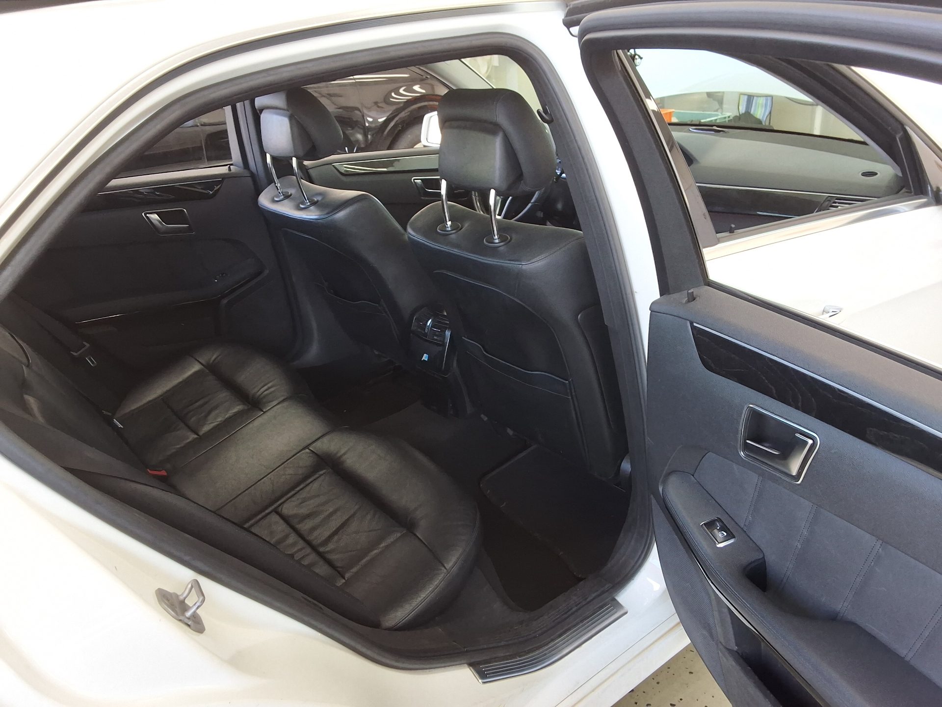 MERCEDES-BENZ E-CLASS (4TH GEN) E220 CDI AVANTGARDE 2013 - zdjęcie 13