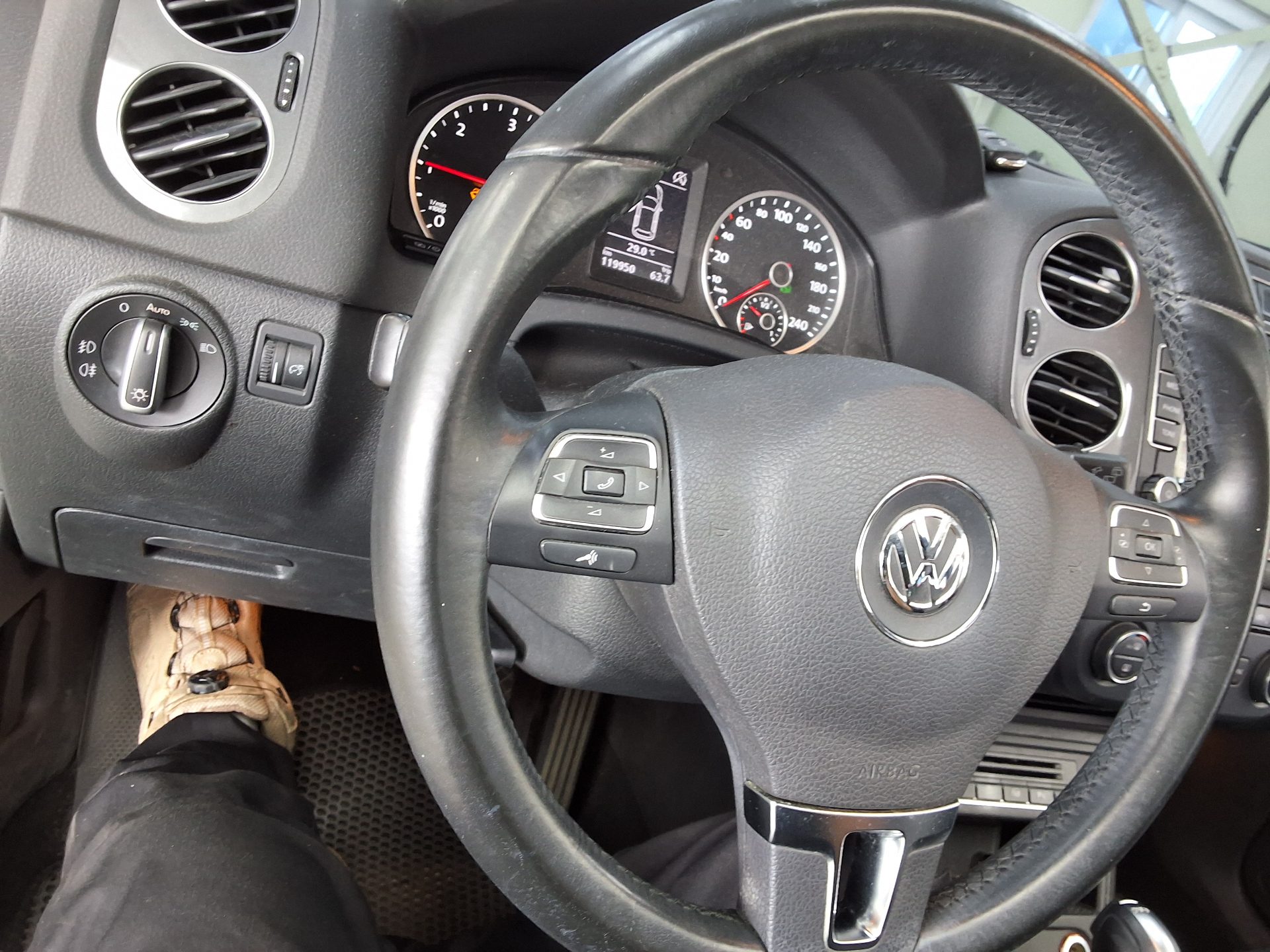 VOLKSWAGEN TIGUAN 2.0 TDI BLUEMOTION PREMIUM 2016 - zdjęcie 23