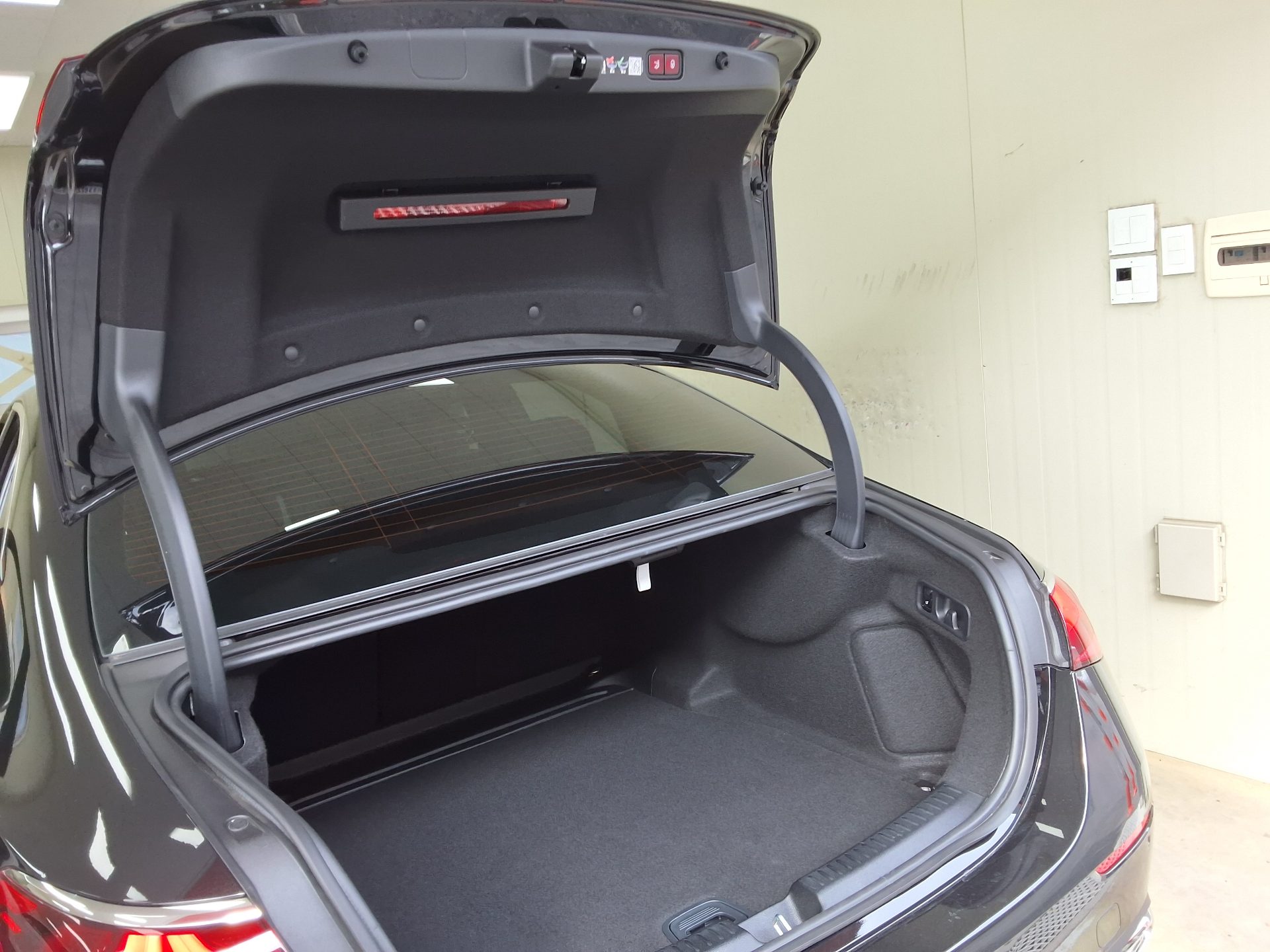 MERCEDES-BENZ E-CLASS (6TH GEN) E200 AVANTGARDE 2026 - zdjęcie 16