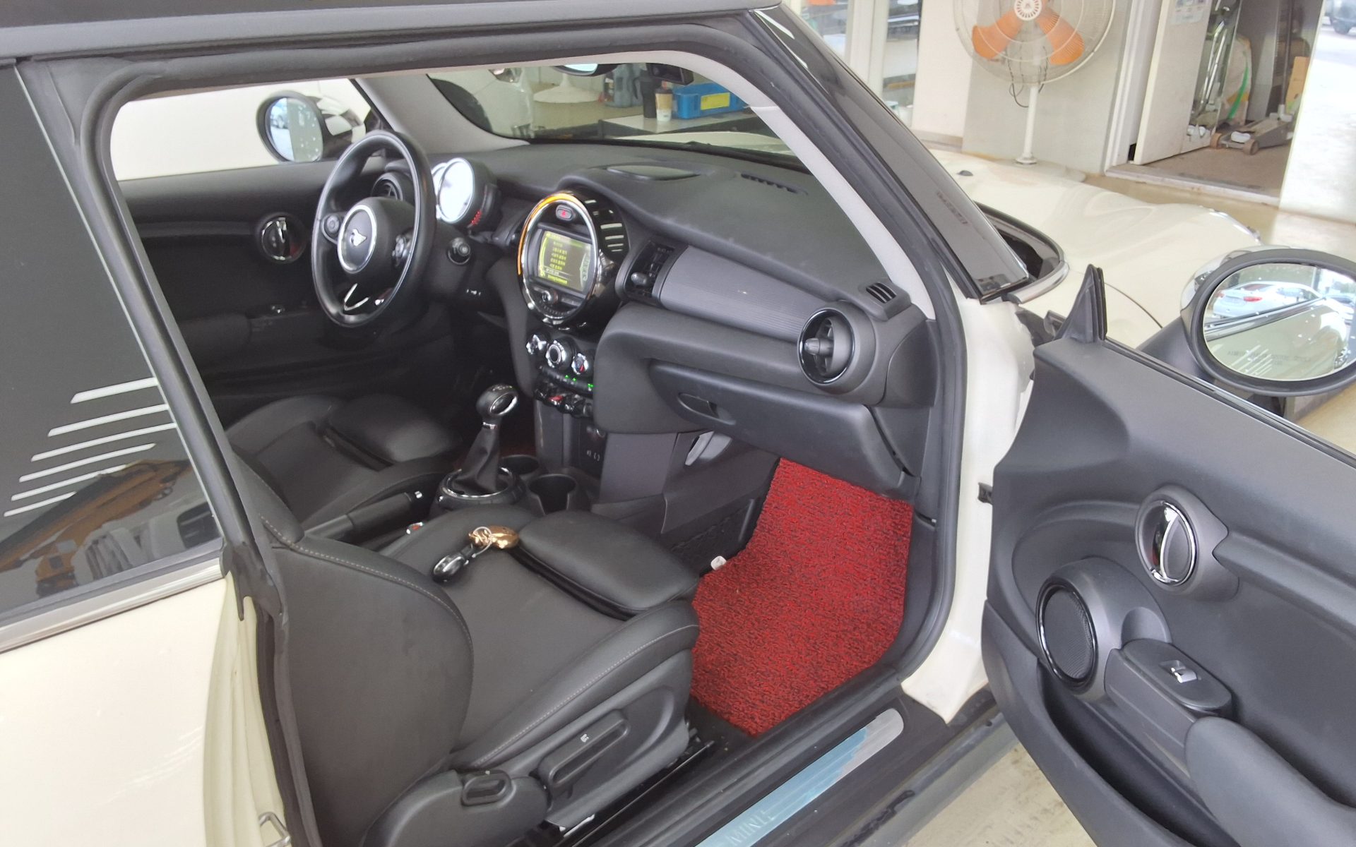 MINI COOPER (3RD GEN) 1.5 D MID 2016 - zdjęcie 12
