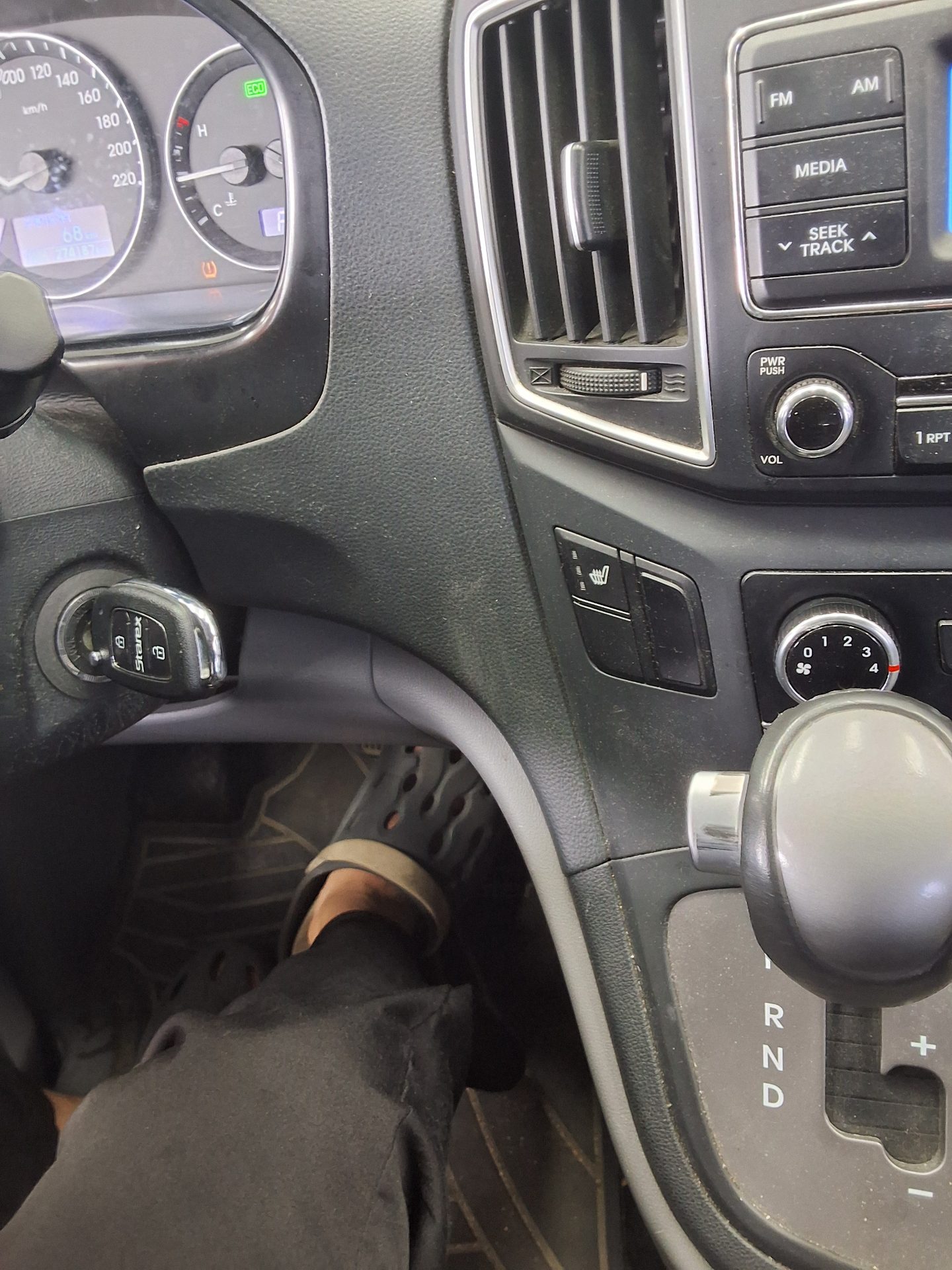HYUNDAI THE NEW GRAND STAREX 5-SEATER DIESEL VAN SMART 2019 - zdjęcie 17