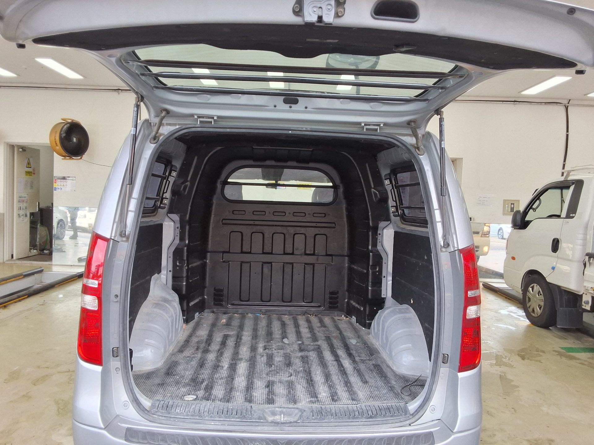 HYUNDAI THE NEW GRAND STAREX 5-SEATER DIESEL VAN SMART 2019 - zdjęcie 15