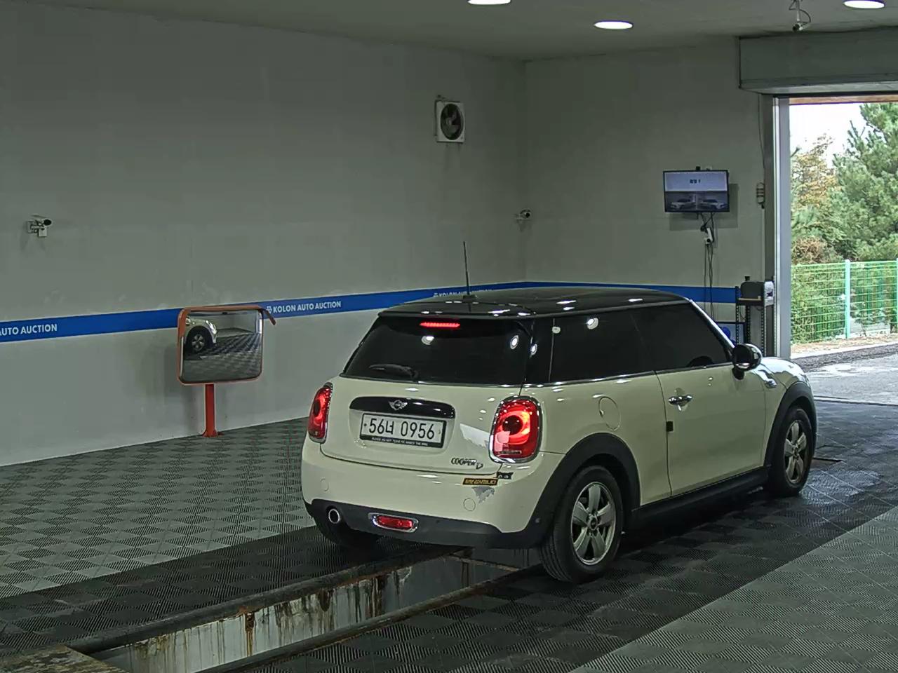MINI COOPER (3RD GEN) 1.5 D MID 2016 - zdjęcie 5