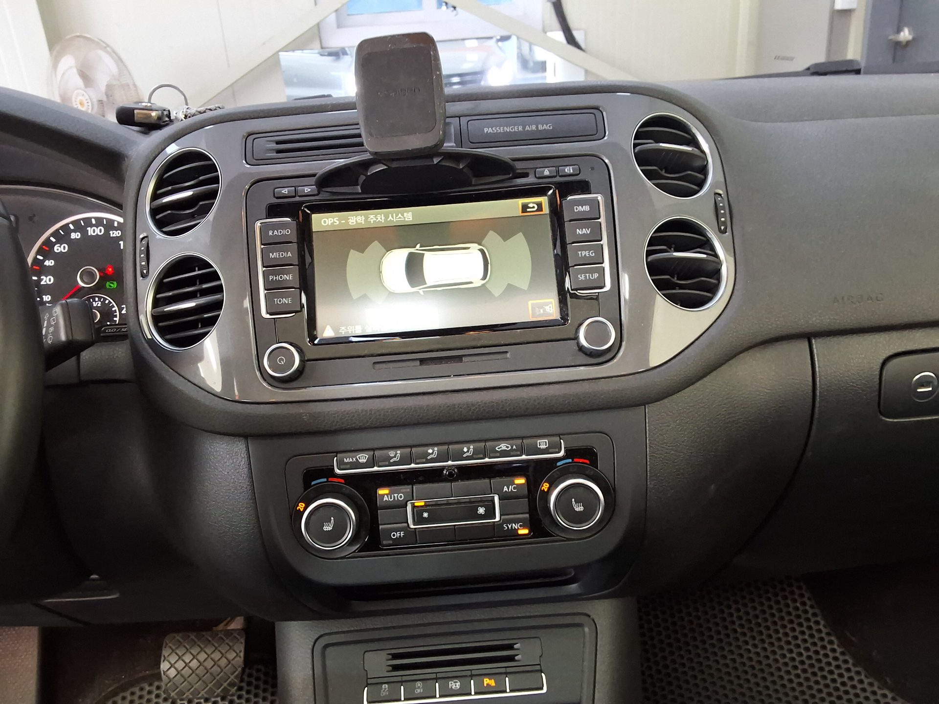 VOLKSWAGEN TIGUAN 2.0 TDI BLUEMOTION PREMIUM 2015 - zdjęcie 23