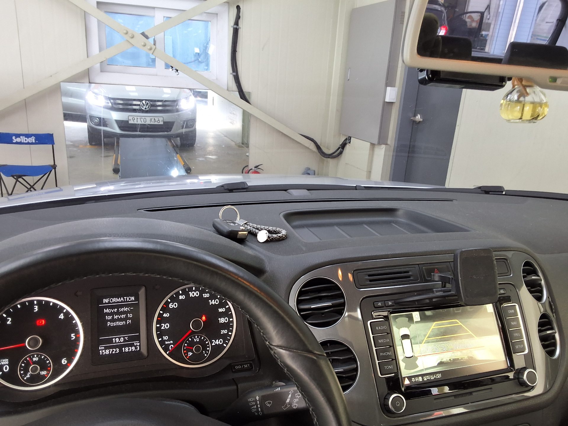 VOLKSWAGEN TIGUAN 2.0 TDI BLUEMOTION PREMIUM 2015 - zdjęcie 24