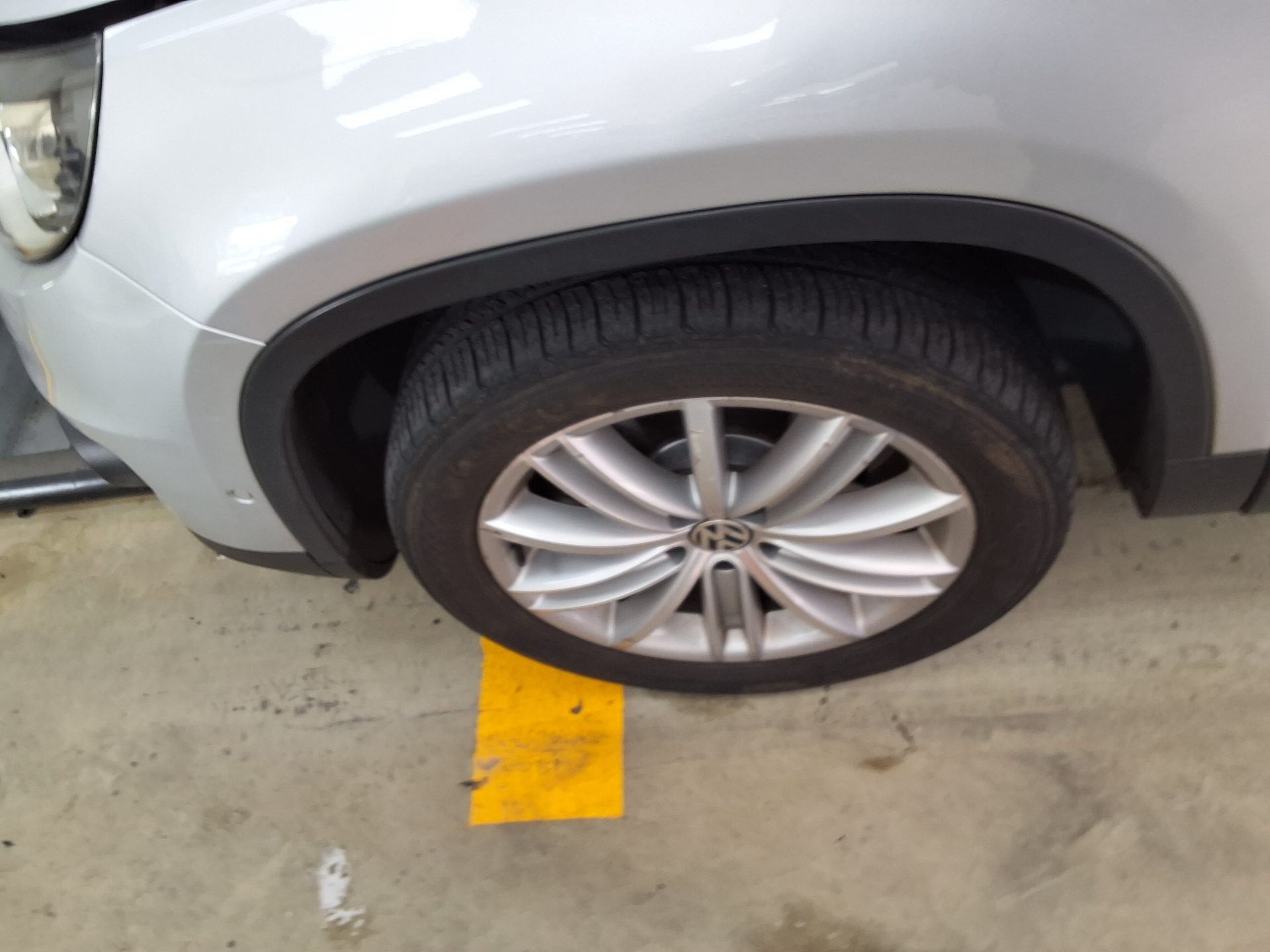 VOLKSWAGEN TIGUAN 2.0 TDI BLUEMOTION PREMIUM 2015 - zdjęcie 18