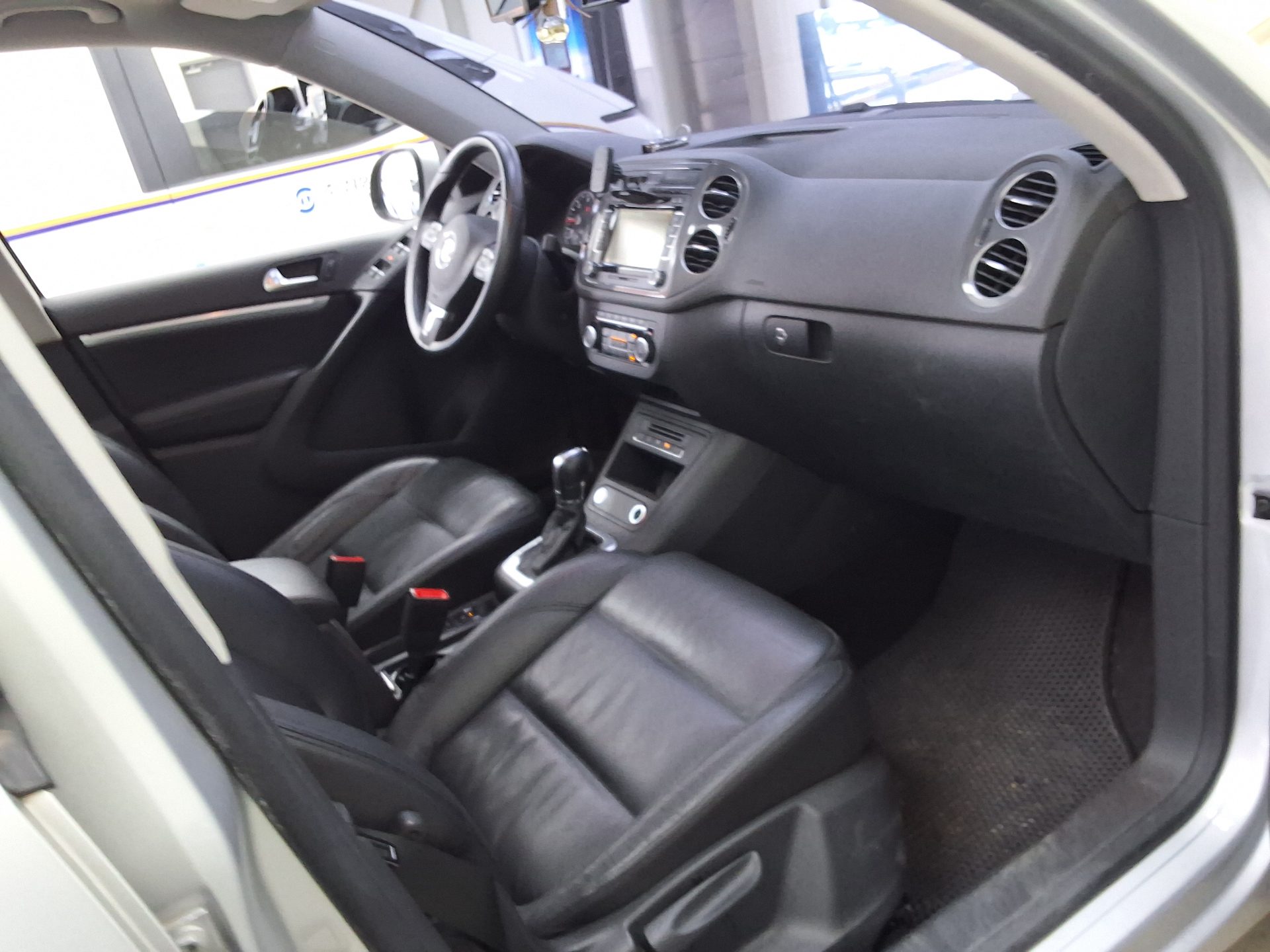 VOLKSWAGEN TIGUAN 2.0 TDI BLUEMOTION PREMIUM 2015 - zdjęcie 14