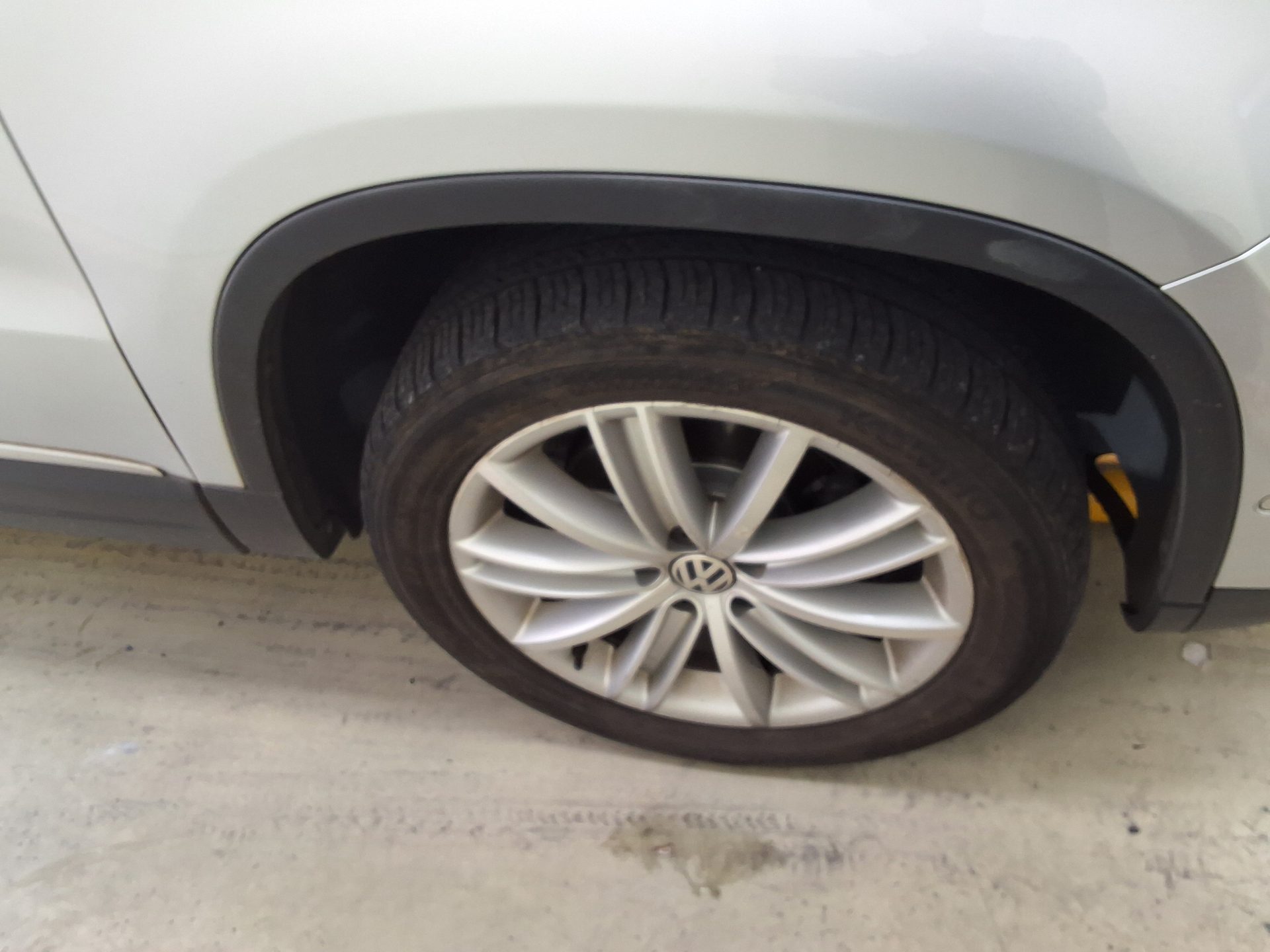 VOLKSWAGEN TIGUAN 2.0 TDI BLUEMOTION PREMIUM 2015 - zdjęcie 20