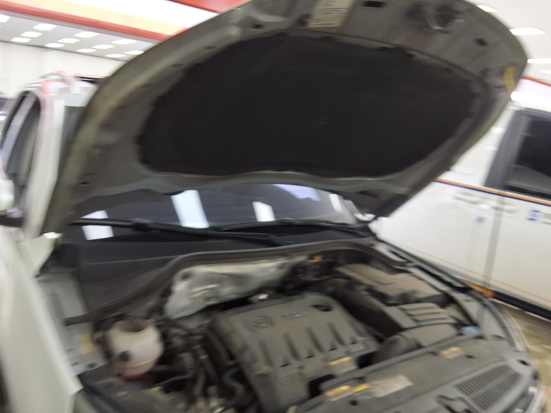 VOLKSWAGEN TIGUAN 2.0 TDI BLUEMOTION PREMIUM 2015 - zdjęcie 17