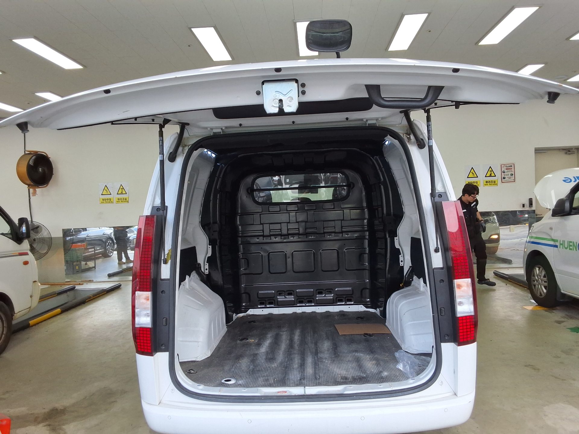 HYUNDAI STARIA 2.2 DIESEL CARGO 5-SEATER SMART 2022 - zdjęcie 15
