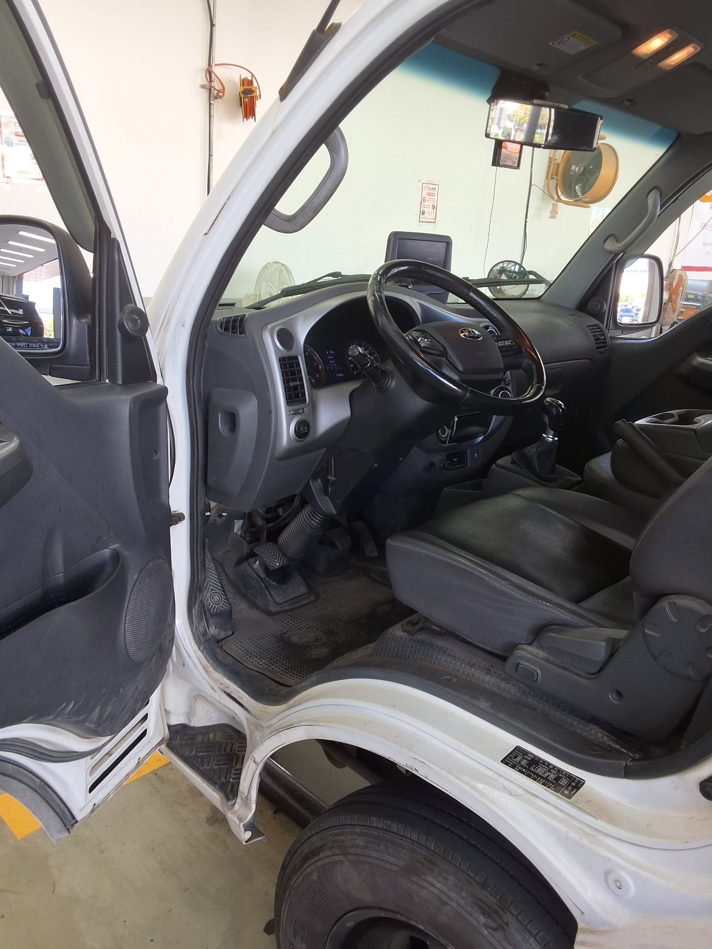 KIA THE NEW BONGO III CARGO 1.2 TON KING CAB EXTRA LONG WHEELBASE GLS 2020 - zdjęcie 10