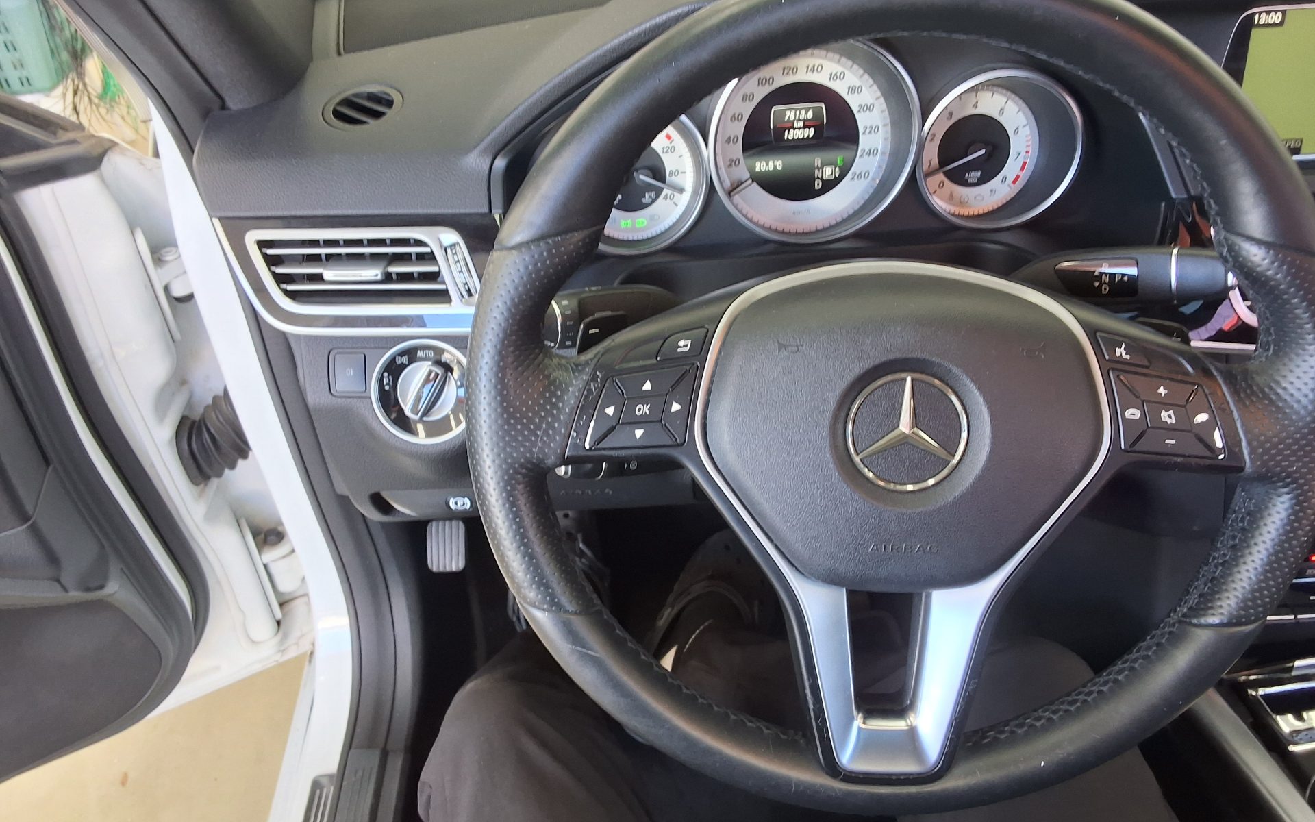 MERCEDES-BENZ E-CLASS (4TH GEN) E300 4MATIC AVANTGARDE 2016 - zdjęcie 17