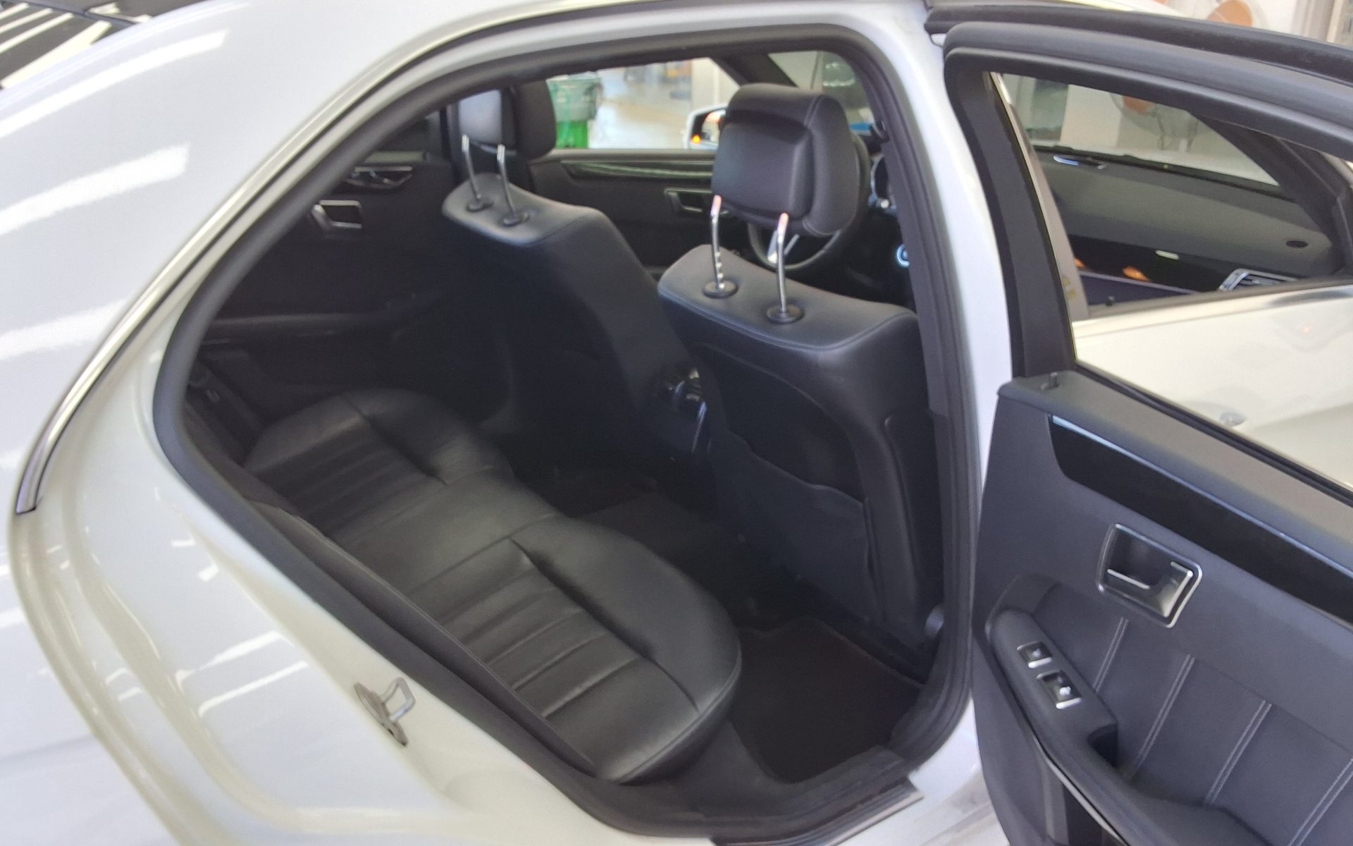MERCEDES-BENZ E-CLASS (4TH GEN) E300 4MATIC AVANTGARDE 2016 - zdjęcie 13