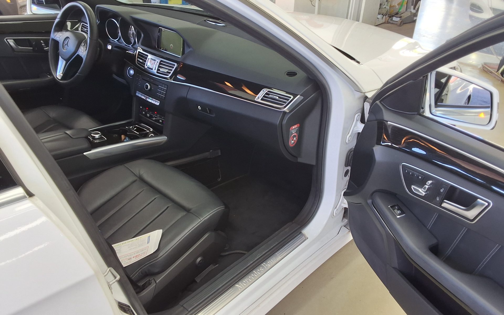 MERCEDES-BENZ E-CLASS (4TH GEN) E300 4MATIC AVANTGARDE 2016 - zdjęcie 14