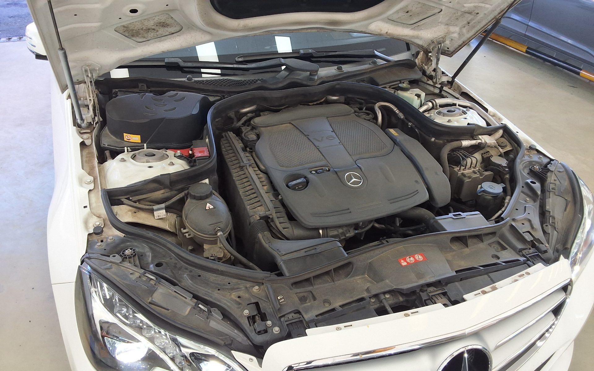MERCEDES-BENZ E-CLASS (4TH GEN) E300 4MATIC AVANTGARDE 2016 - zdjęcie 22