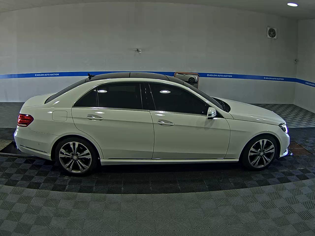 MERCEDES-BENZ E-CLASS (4TH GEN) E300 4MATIC AVANTGARDE 2016 - zdjęcie 4