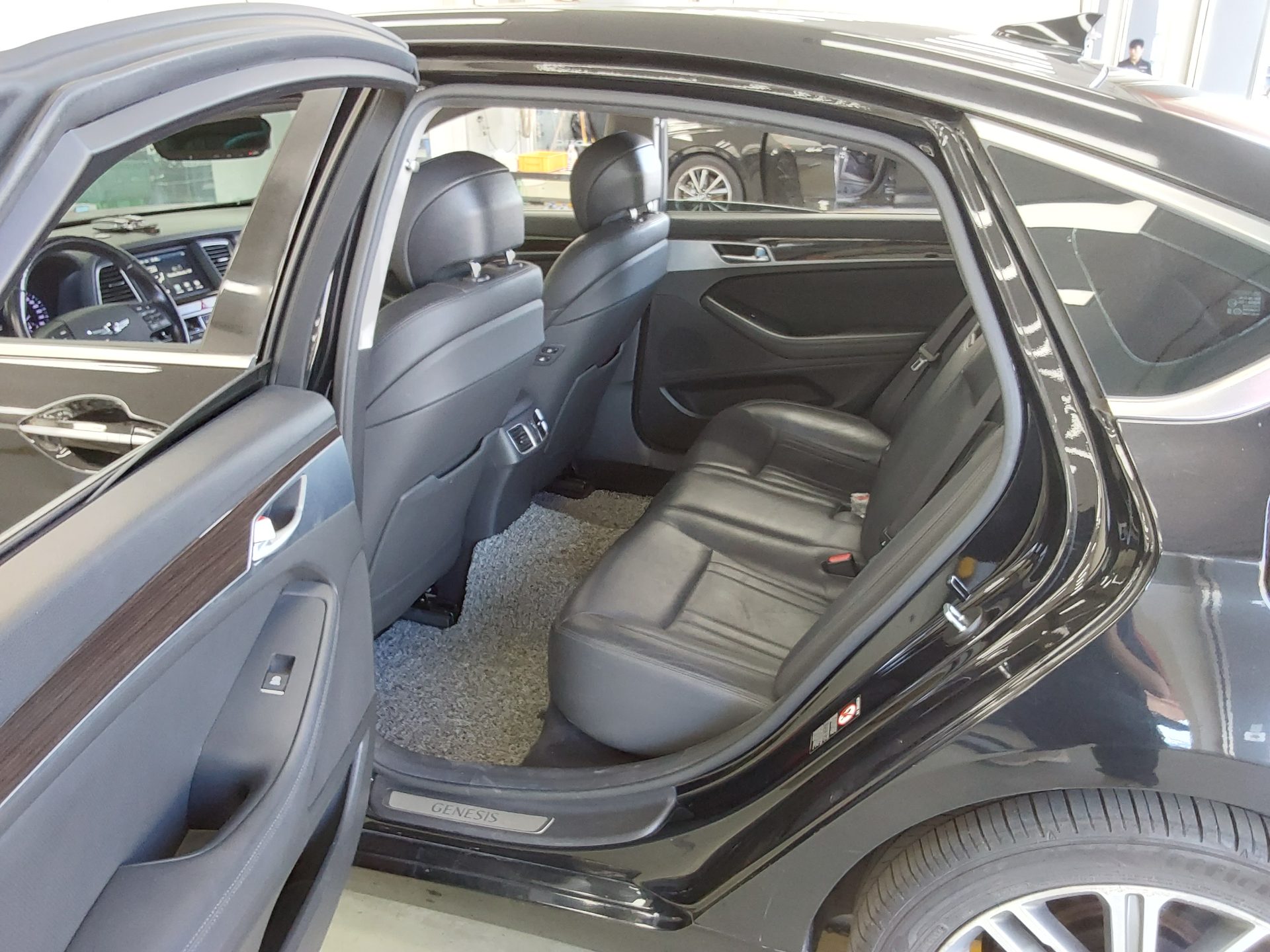 GENESIS G80 3.3 GDi AWD LUXURY 2017 - zdjęcie 12