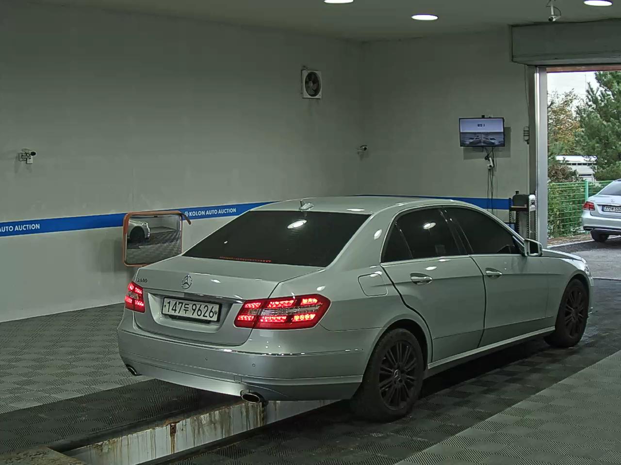 MERCEDES-BENZ E-CLASS (4TH GEN) E300 ELEGANCE 2011 - zdjęcie 5
