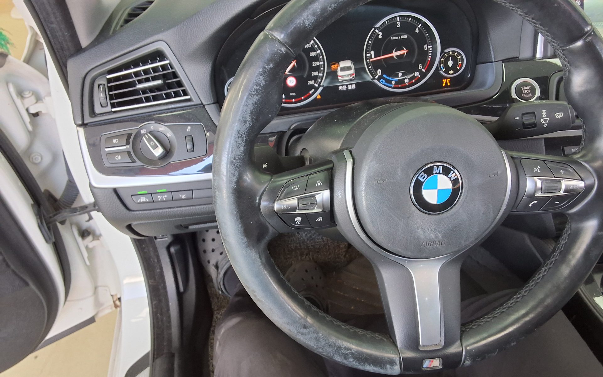 BMW 5 SERIES (6TH GEN) 520d M AERODYNAMIC PRO 2016 - zdjęcie 17